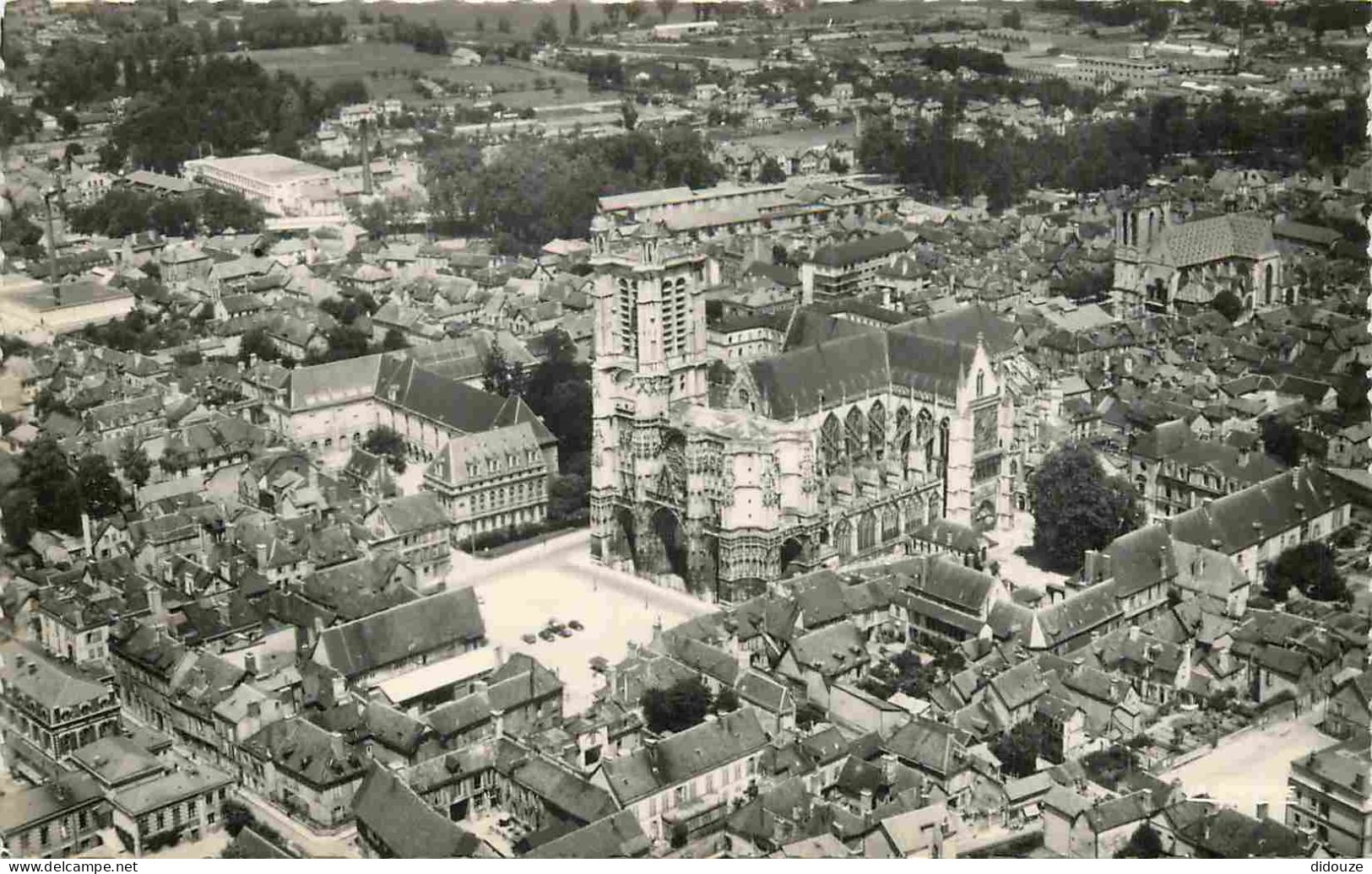 10 - Troyes - En Avion Sur Troyes - Cathédrale Saint-Pierre Et Saint-Paul - Vue Aérienne - Mention Photographie Véritabl - Troyes