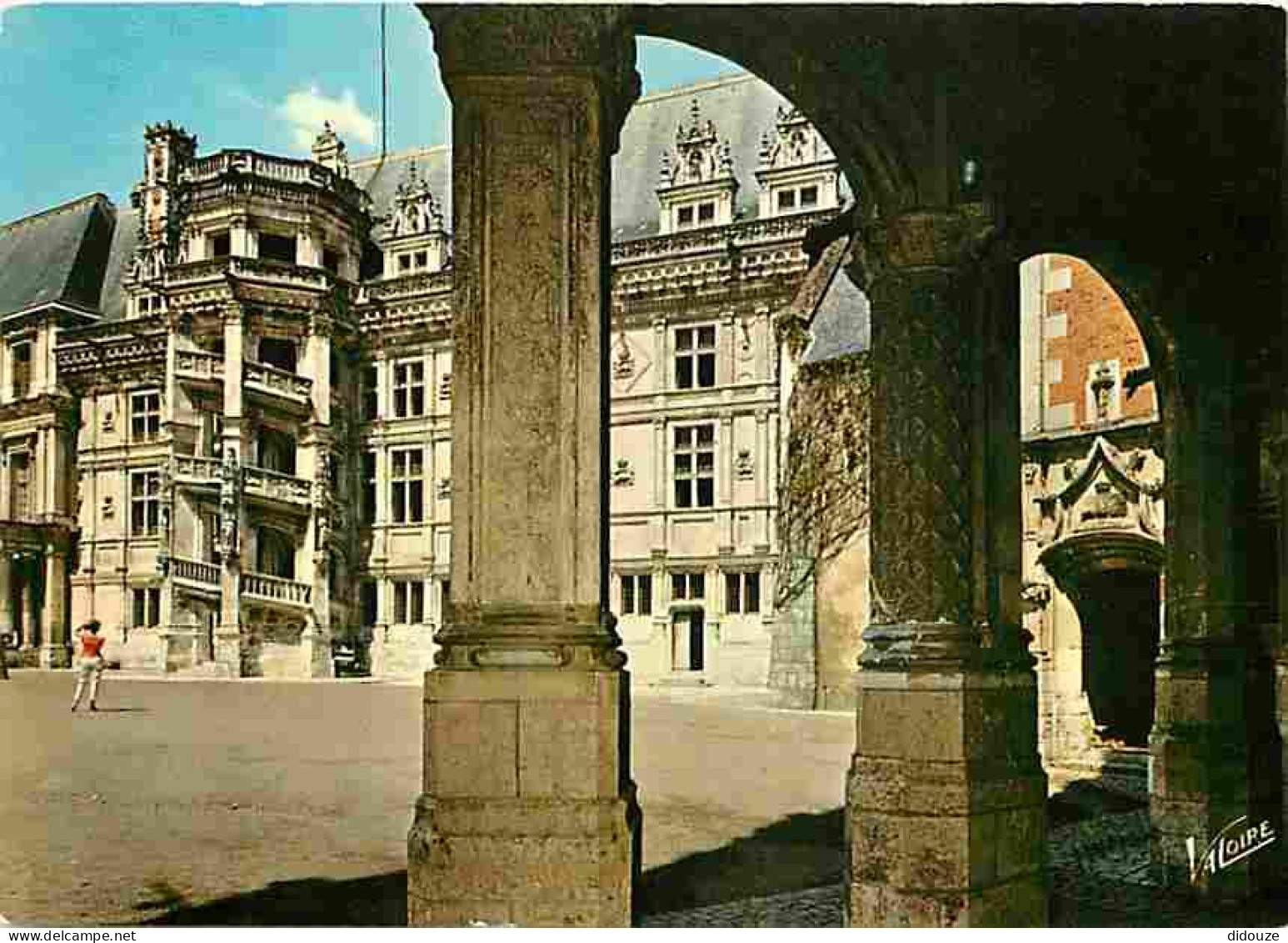 41 - Blois - Le Château - Cour D'honneur Du Château - L'aile Et L'escalier François 1er Vus Des Arcades De L'aile Louis  - Blois