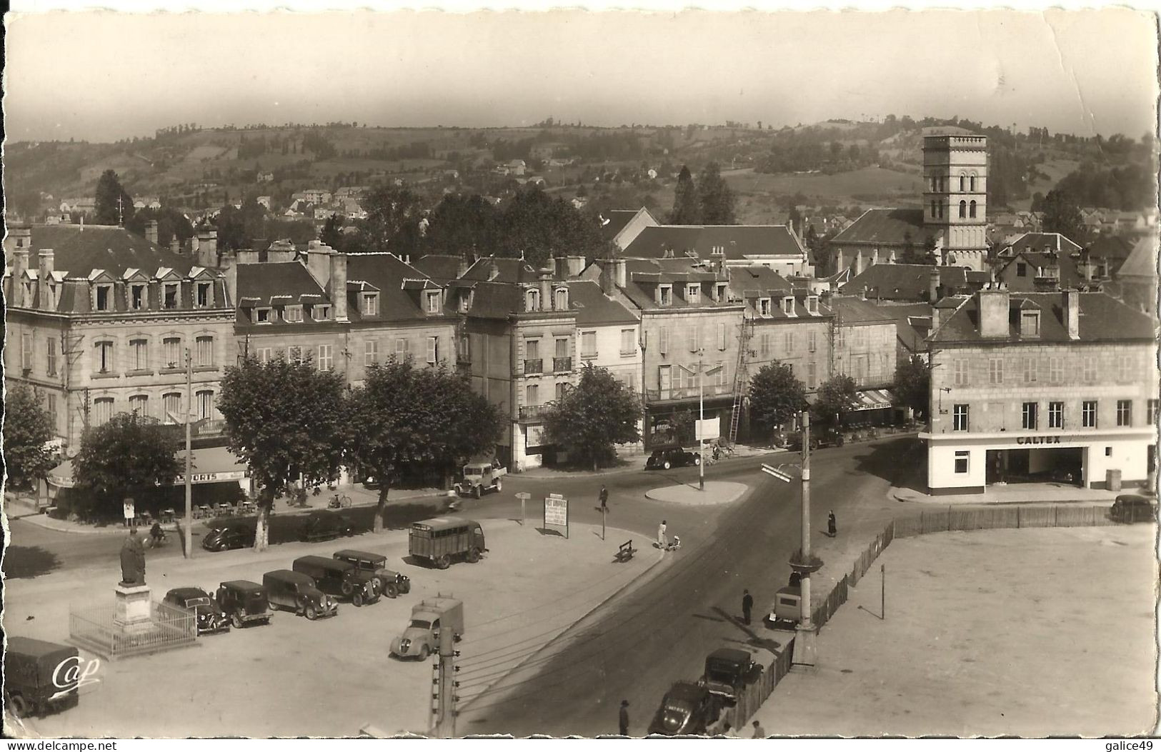 7834 CPSM Brives - Place De La Guierle  Et Le Carefour De L'Avenue De Paris ( Voitures - Tacots ) - Brive La Gaillarde