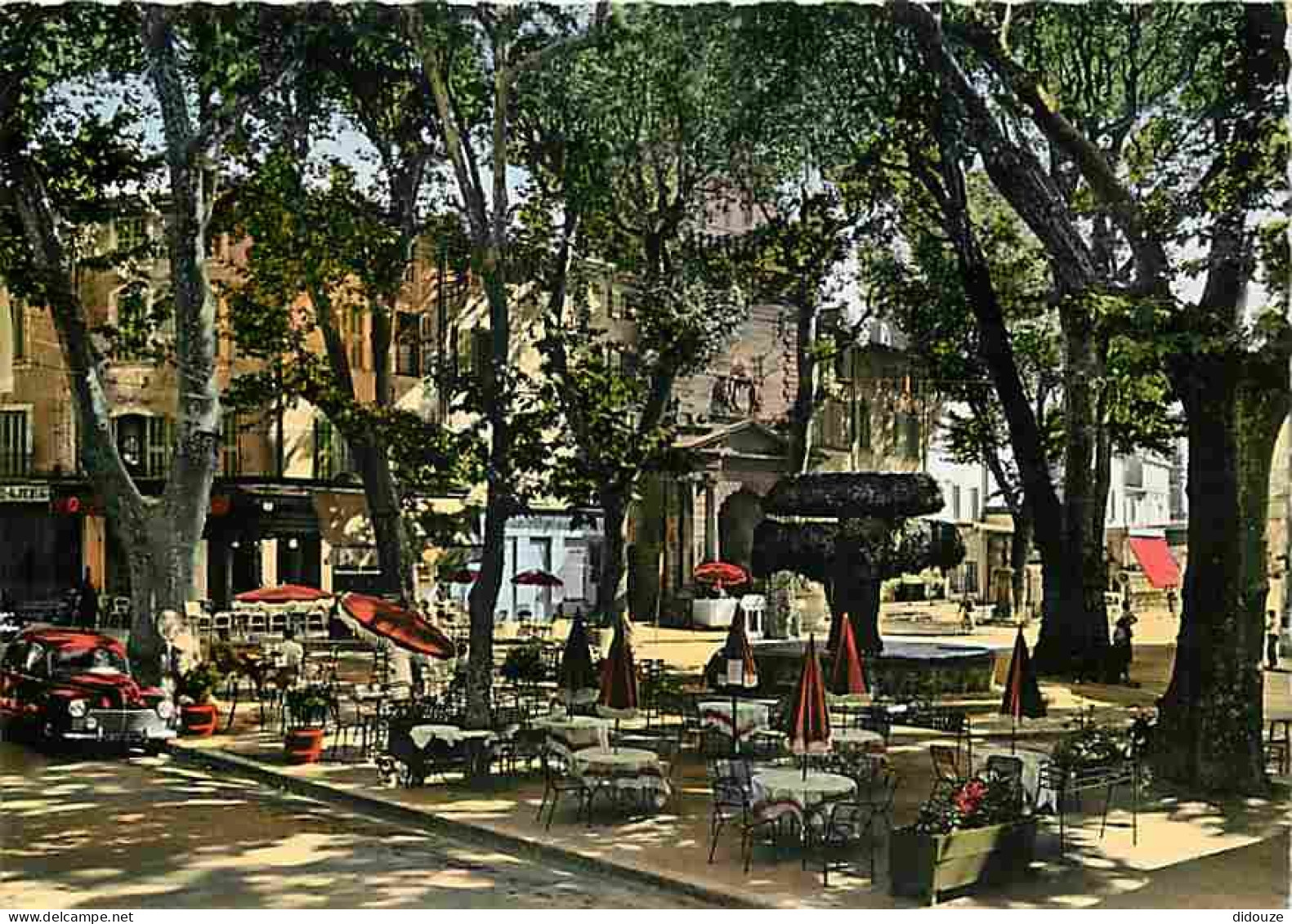 13 - Salon De Provence - La Place Crousillat - La Fontaine Moussue - CPM - Voir Scans Recto-Verso - Salon De Provence