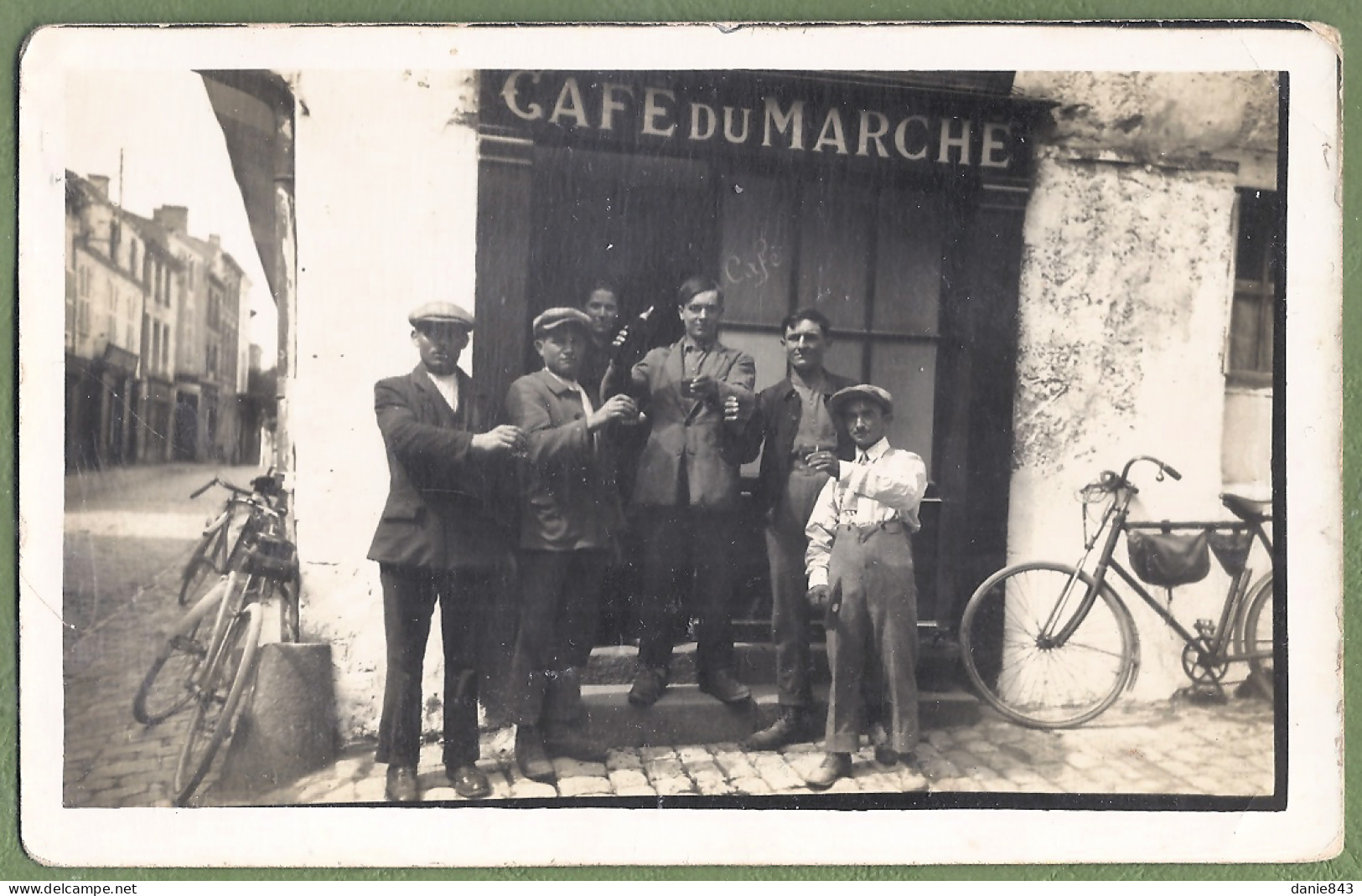 CARTE PHOTO - GROUPE D'HOMME TRINQUANT A LA PORTE DU "CAFÉ DU MARCHÉ"  - EPOQUE ET LOCALISATION INCONNUE - - Cafés