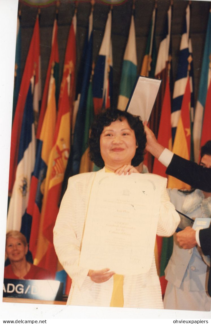PHAN THIK KIM PHUC  Rescapée Du Napalm Vietnamienne Fait Ambassadeur De L'UNESCO 1997  Photo  TOM HALEY  SIPA PRESS - Personalidades Famosas