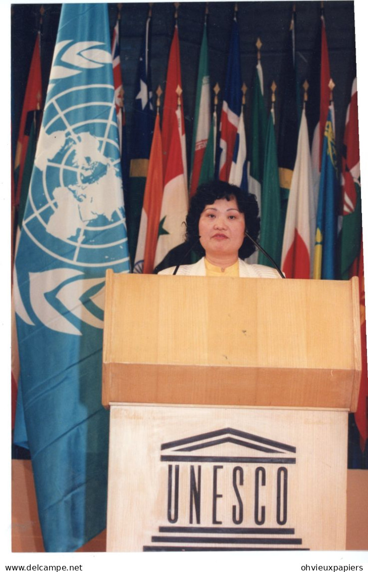 PHAN THIK KIM PHUC  Rescapée Du Napalm Vietnamienne Fait Ambassadeur De L'UNESCO 1997  Photo  TOM HALEY  SIPA PRESS - Beroemde Personen