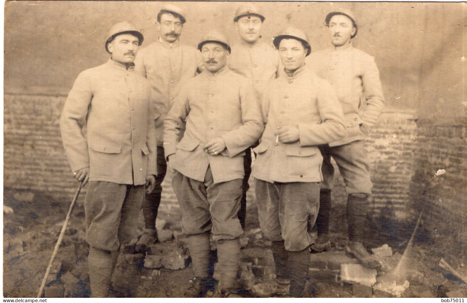 Carte Photo De Soldats Francais Avec Leurs Casque Adrian Dans Une Ferme A L'arrière Du Front En 14-18 - War, Military