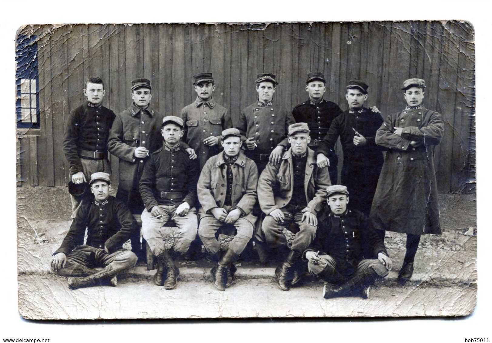 Carte Photo De Soldats Francais Du 120 éme Régiment D'infanterie Devant Leurs Baraquement En 14-18 - Guerra, Militares