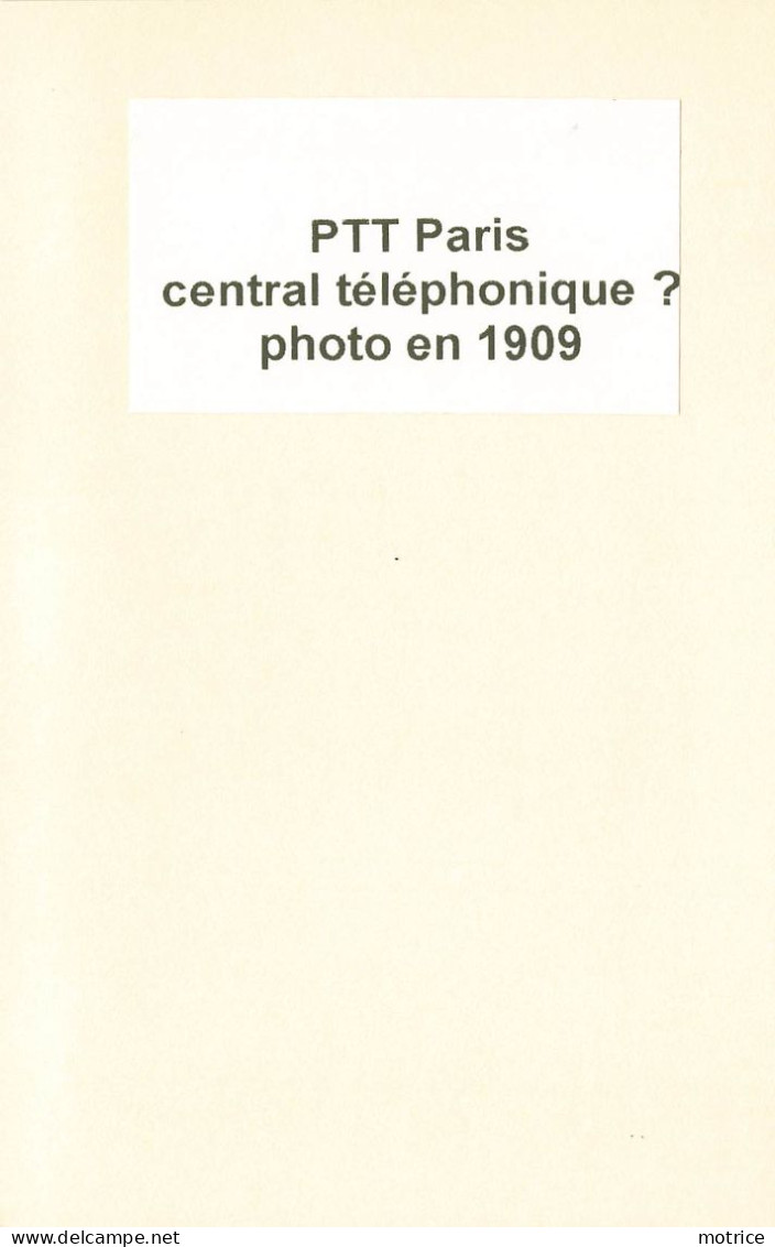 PTT Paris - Central Téléphonique? (photo En 1909 Format 11,2cm X 6,5cm) - Lugares