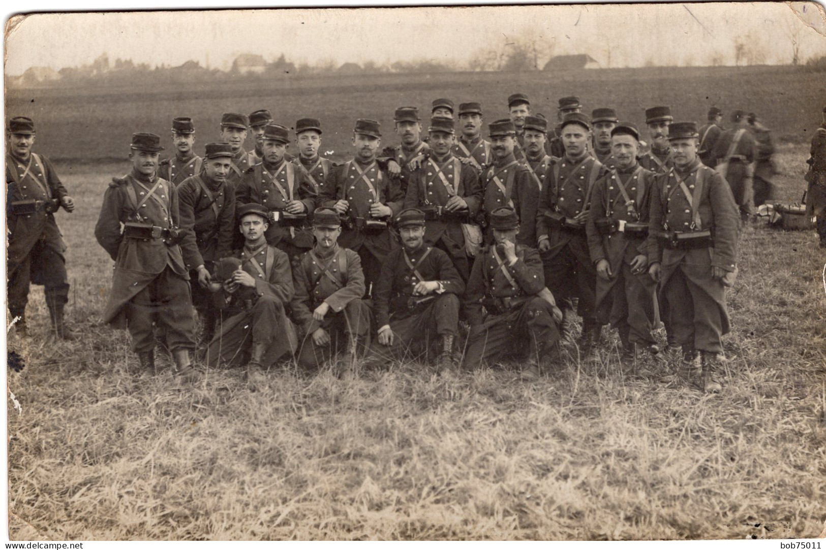 Carte Photo De Soldats Francais Posant Sur Le Bord D'une Route De Campagne Pendant Une Marche Vers 1910 - War, Military