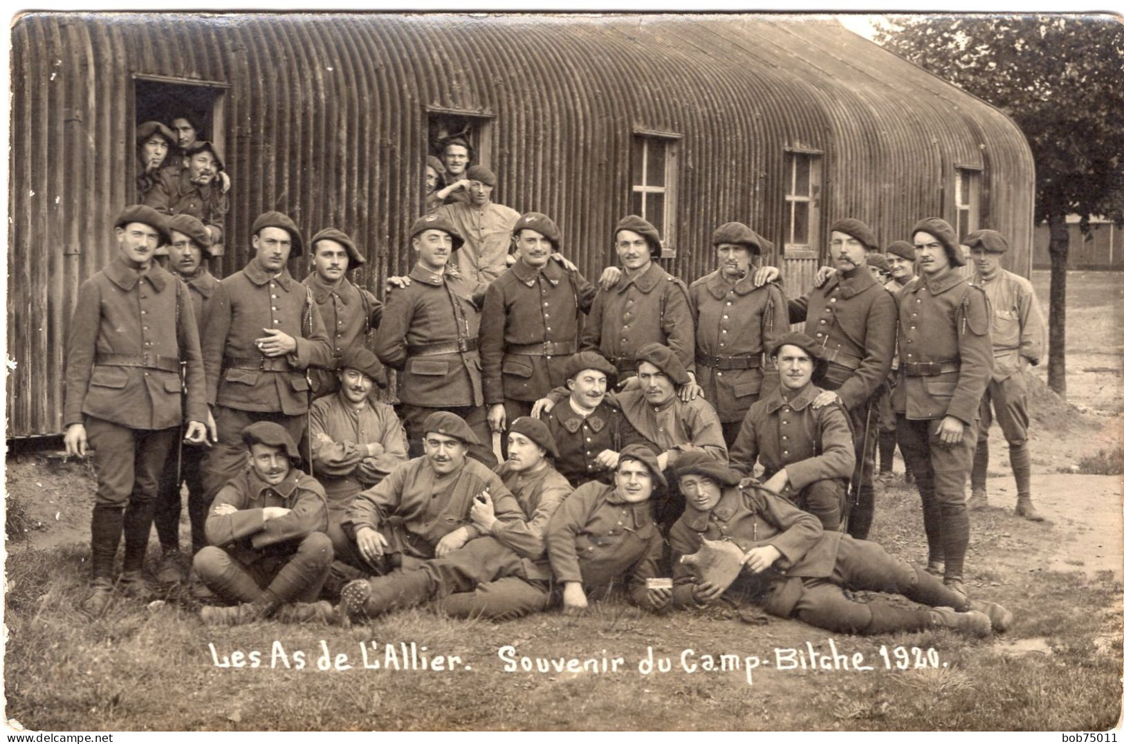 Carte Photo De Sous-officiers Et Soldats Francais D'un Bataillon De Chasseur Au Camp De Bitche En 1920 - Guerra, Militares