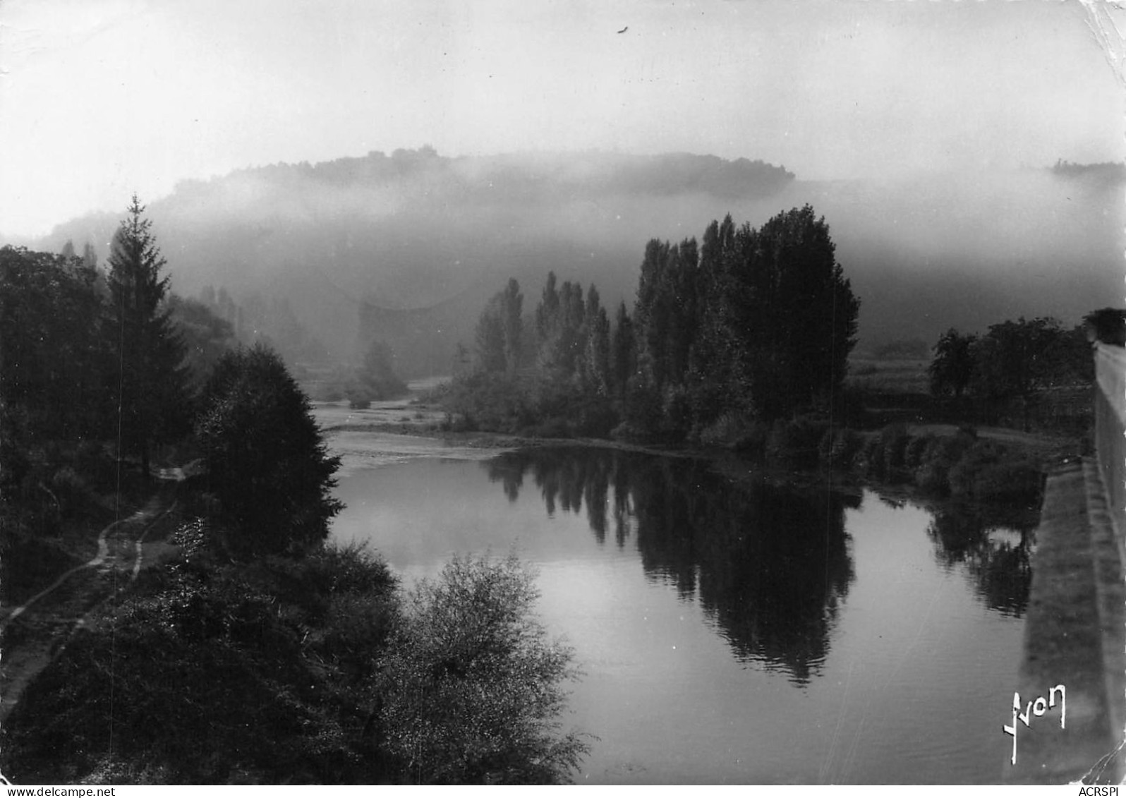 24 LES EYZIES De TAYAC Les Bords De La Vézère  (Scan R/V) N°   24   \QQ1110Und - Les Eyzies