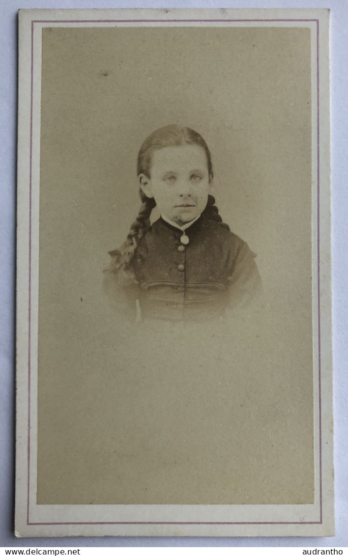 CDV Photographie Ancienne Portrait Jeune Fille élégante - Photographe Charles NEUMANN Saint Jean D'Angély - Anonyme Personen