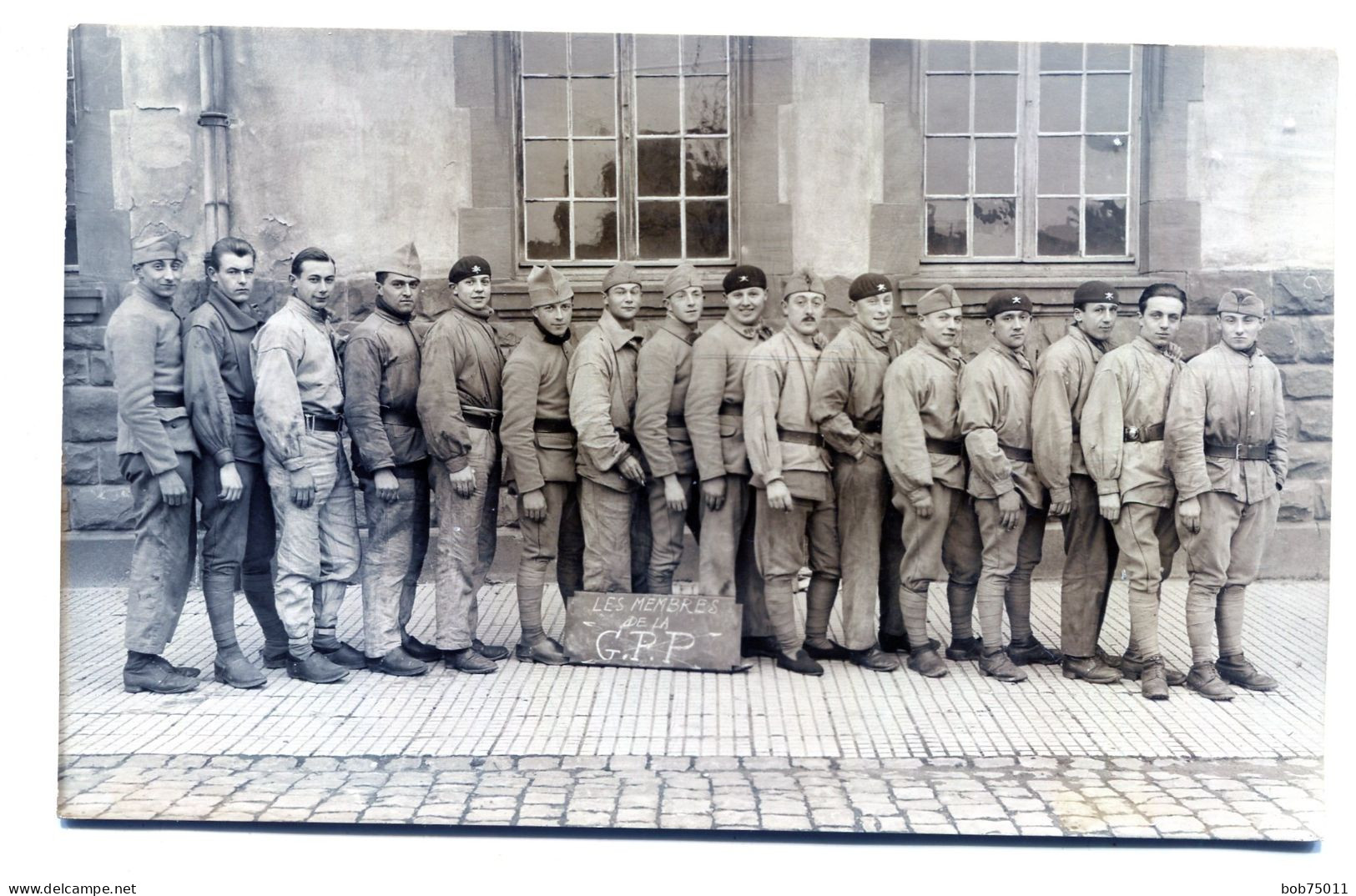Carte Photo De Soldats Francais D'un Régiment D'artillerie Avec Posant  Dans Leurs Caserne - Guerra, Militares