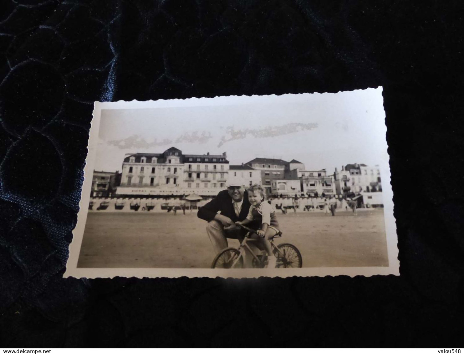 P-490 , Photo , Petit Enfant En Vélo Sur La Plage Des Sables D'Olonne ,1937 - Places