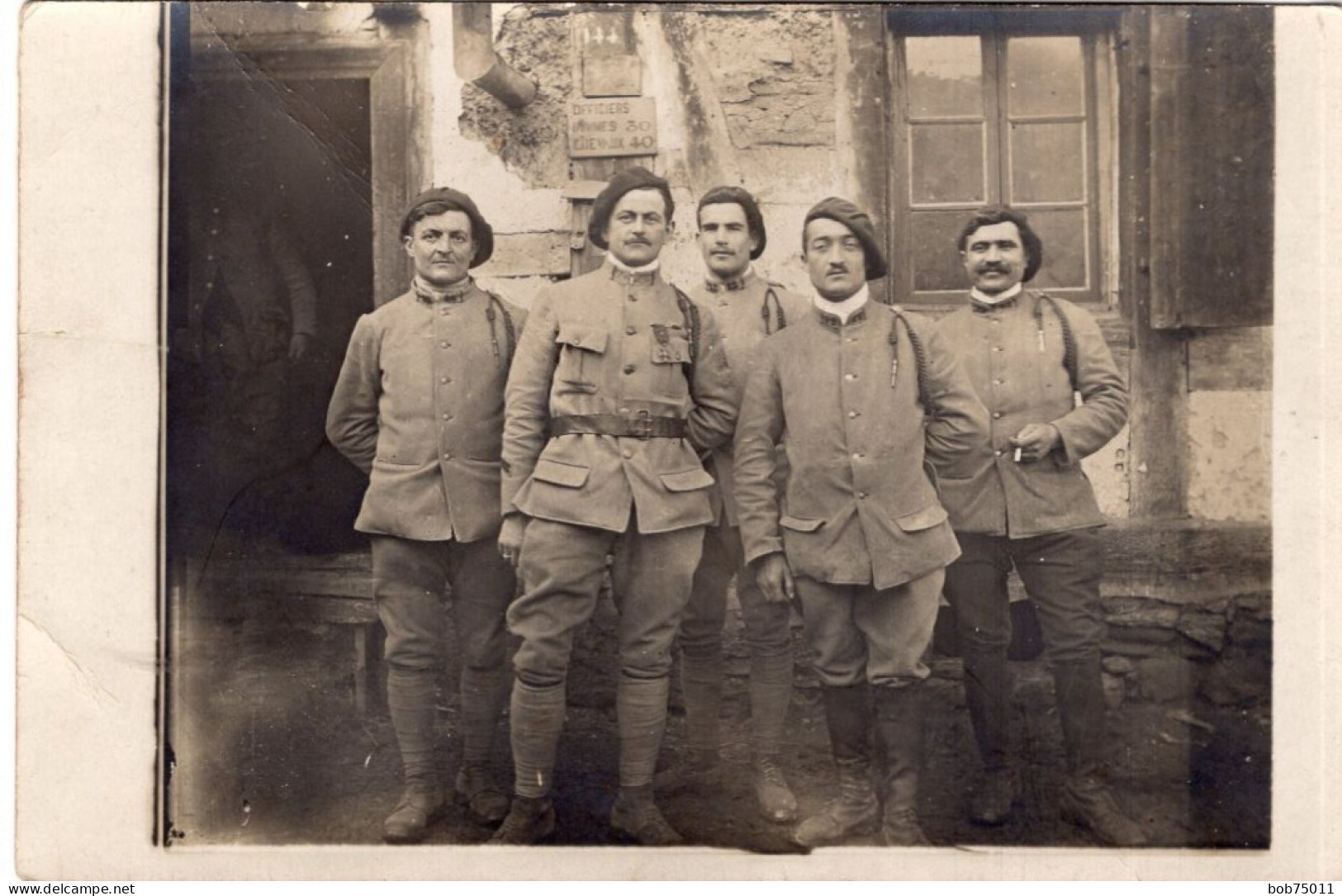 Carte Photo De Sous-officiers  Francais Dont Un  Décorer Dans Une Ferme A L'arrière Du Front En 14-18 - Krieg, Militär