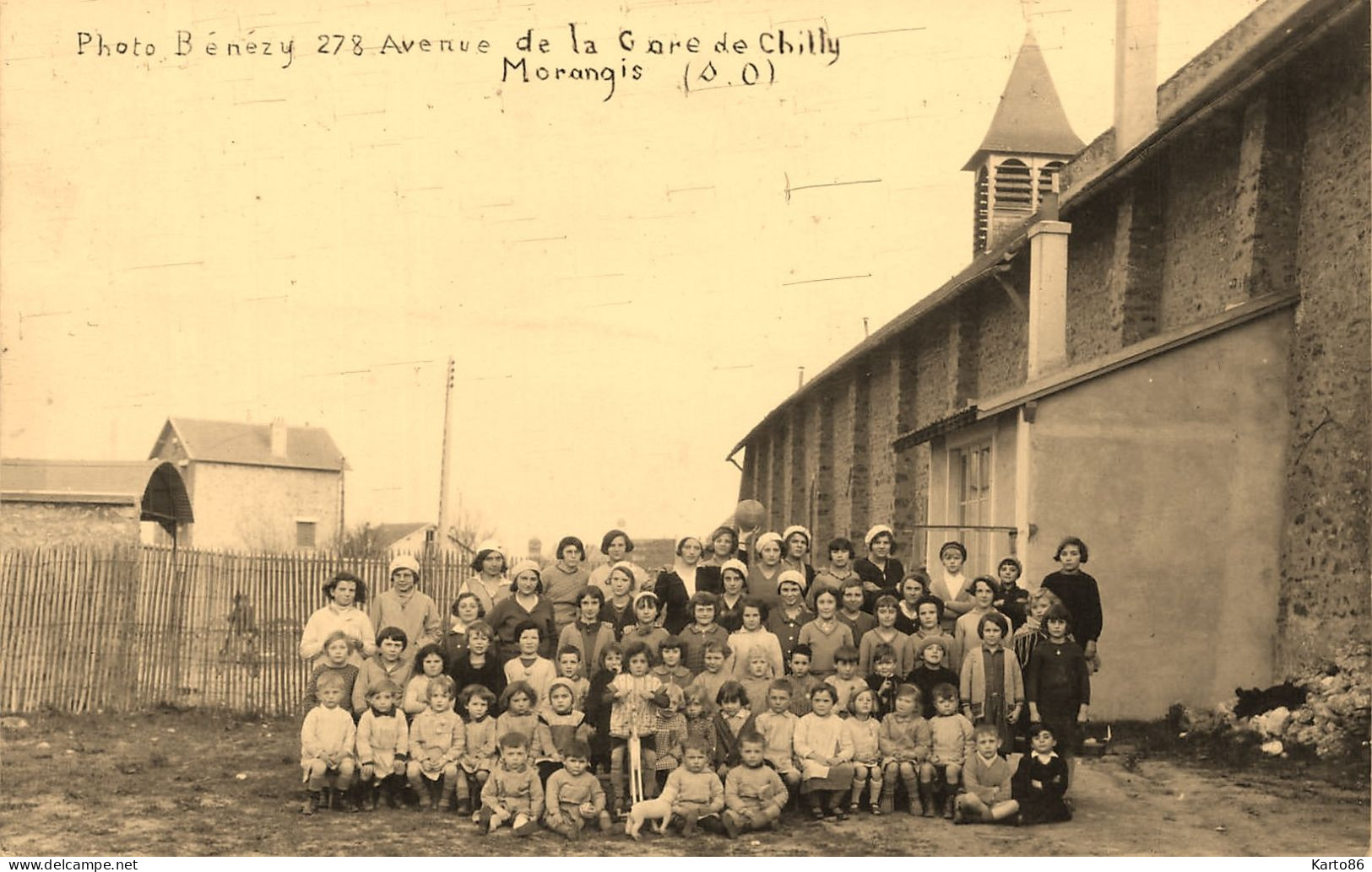 Morangis * Carte Photo * Groupe D'enfants Près L'église * Classe école ? * Photograpge Bénézy Chissly - Autres & Non Classés