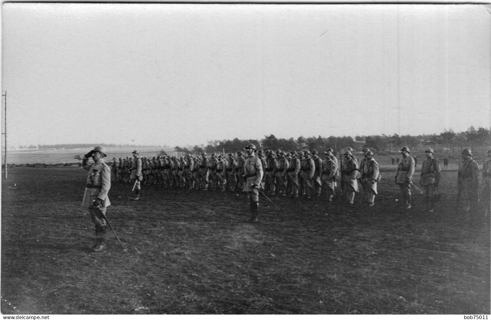 Carte Photo D'officier Et De Soldats Francais Au Garde A Vous A L'arrière Du Front En 14-18 - Krieg, Militär