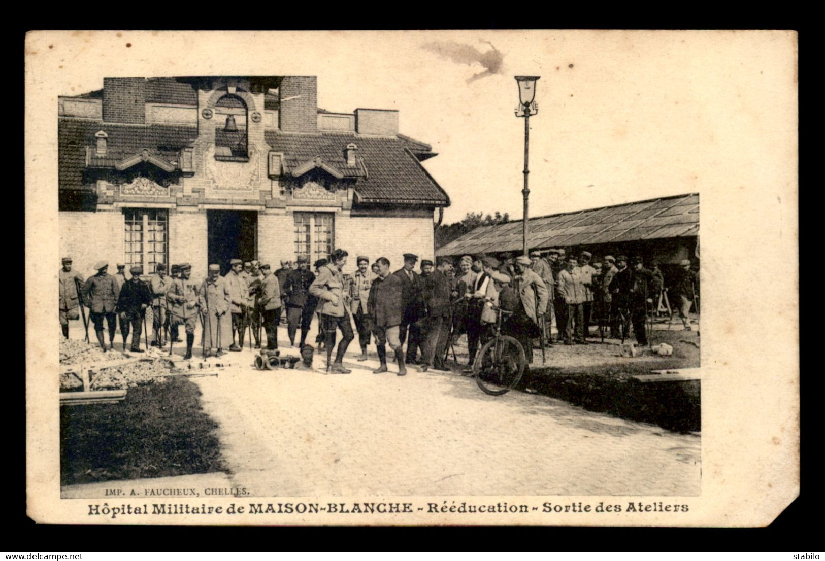 GUERRE 14/18 - HOPITAL MILITAIRE DE MAISON-BLANCHE - REEDUCATION - SORTIE DES ATELIERS - War 1914-18