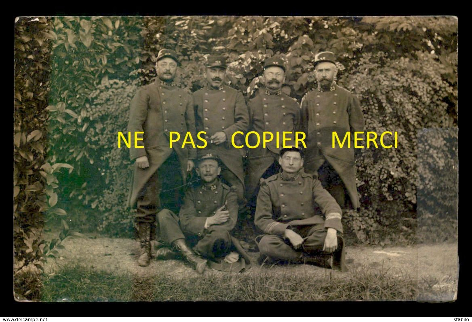 GUERRE 14/18 - MILITAIRES - 35 SUR LES COLS ET LES KEPIS - CARTE PHOTO ORIGINALE - War 1914-18