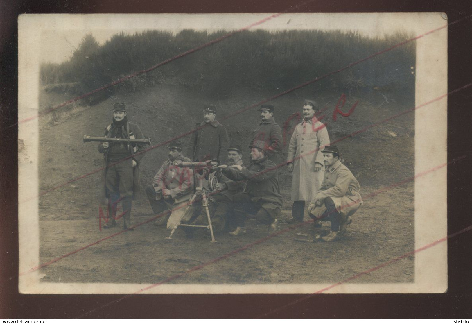 GUERRE 14/18 - MITRAILLEUSE - 31 ET 108 SUR LES COLS ET LES KEPIS - CARTE PHOTO ORIGINALE - War 1914-18