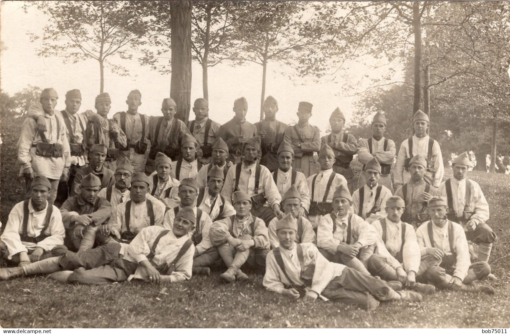 Carte Photo D'une Compagnie De Soldats Francais Avec Leurs Cartouchière Dans Un Bois Vers 1920 - Guerra, Militares