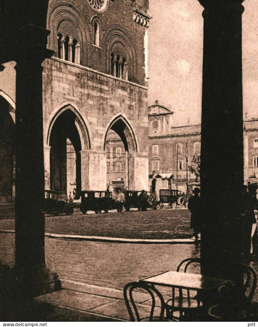 Piacenza Piazza Cavalli, Vintage Cars 1920s Unused Real Photo Postcard. Publisher L.Fagnola, Piacenza - Piacenza