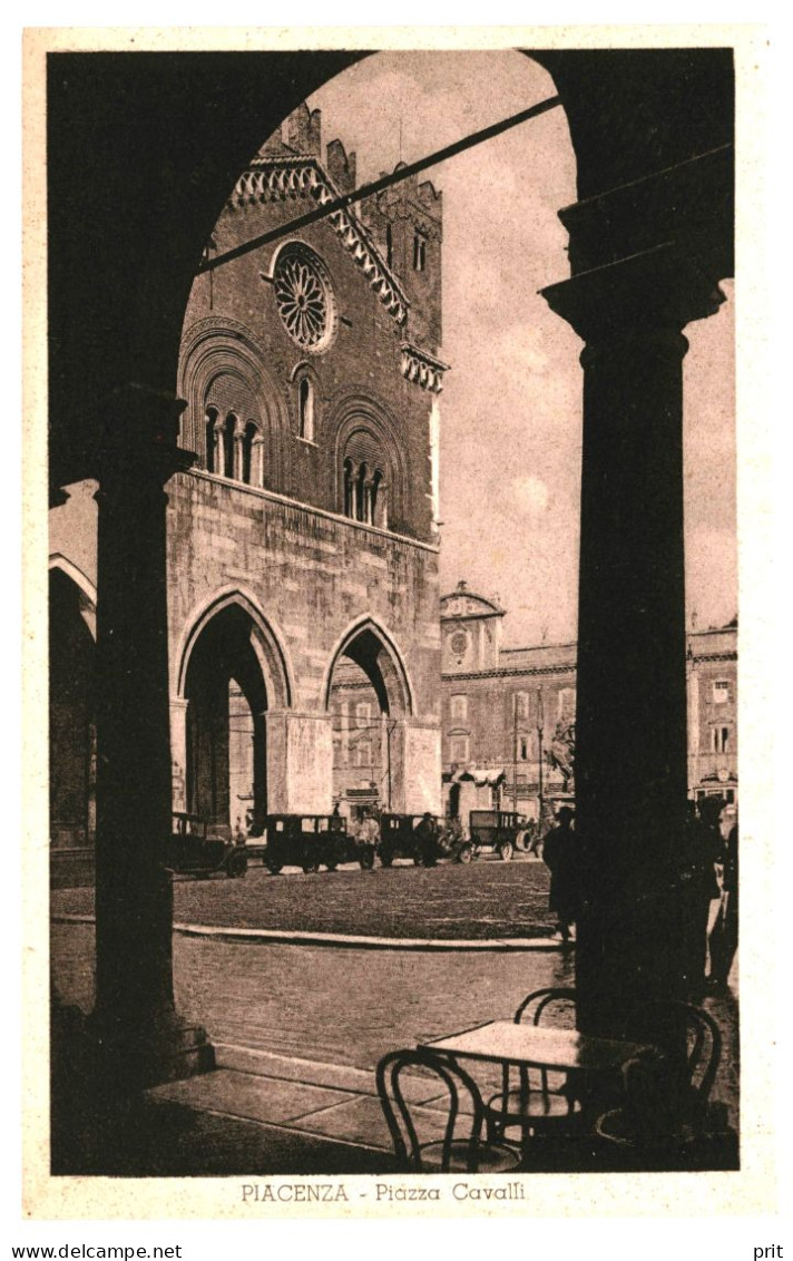 Piacenza Piazza Cavalli, Vintage Cars 1920s Unused Real Photo Postcard. Publisher L.Fagnola, Piacenza - Piacenza