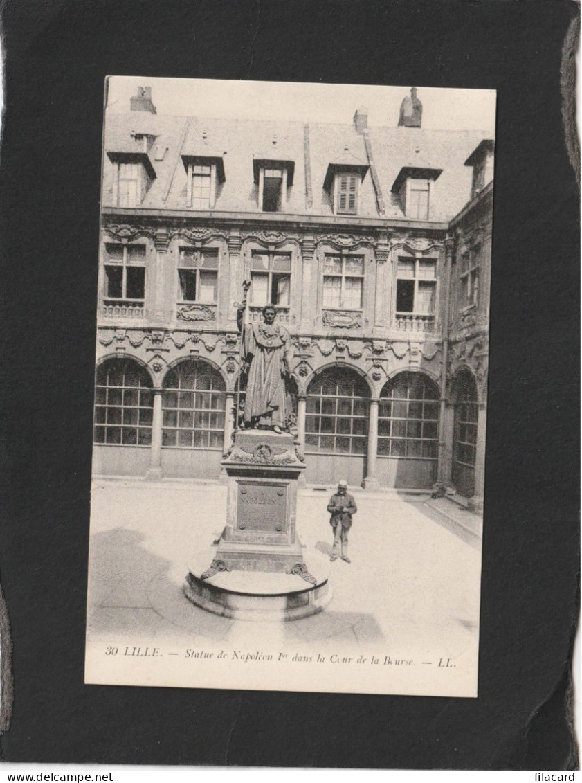 128913           Francia,      Lille,   Statue  De  Napoleon  Ier  Dans  La  Cour  De La  Bourse,   NV - Lille