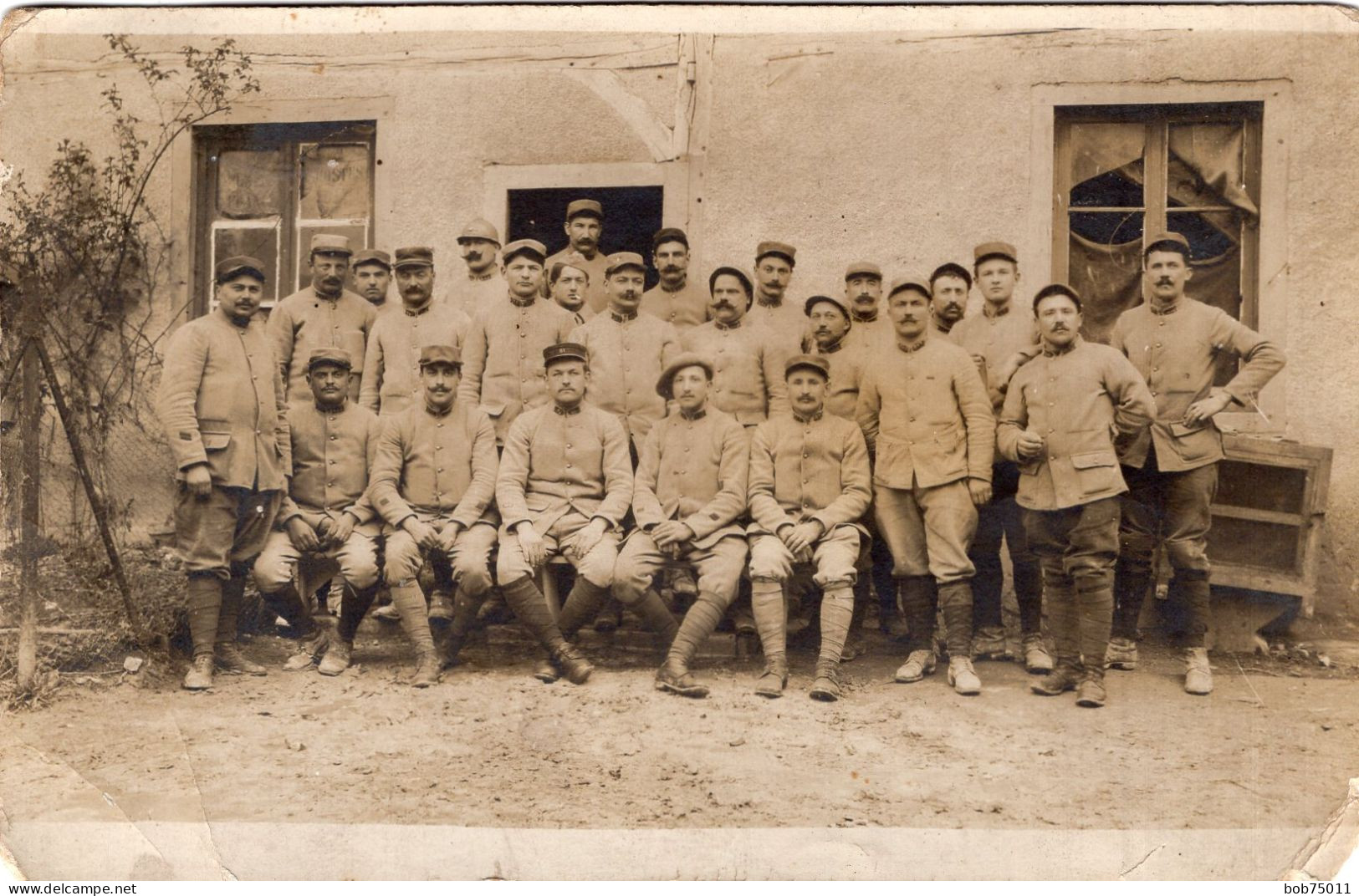 Carte Photo De Sous-officiers Et Soldats Francais Dans Une Ferme A L'arrière Du Front En 14-18 (4) - Guerra, Militari