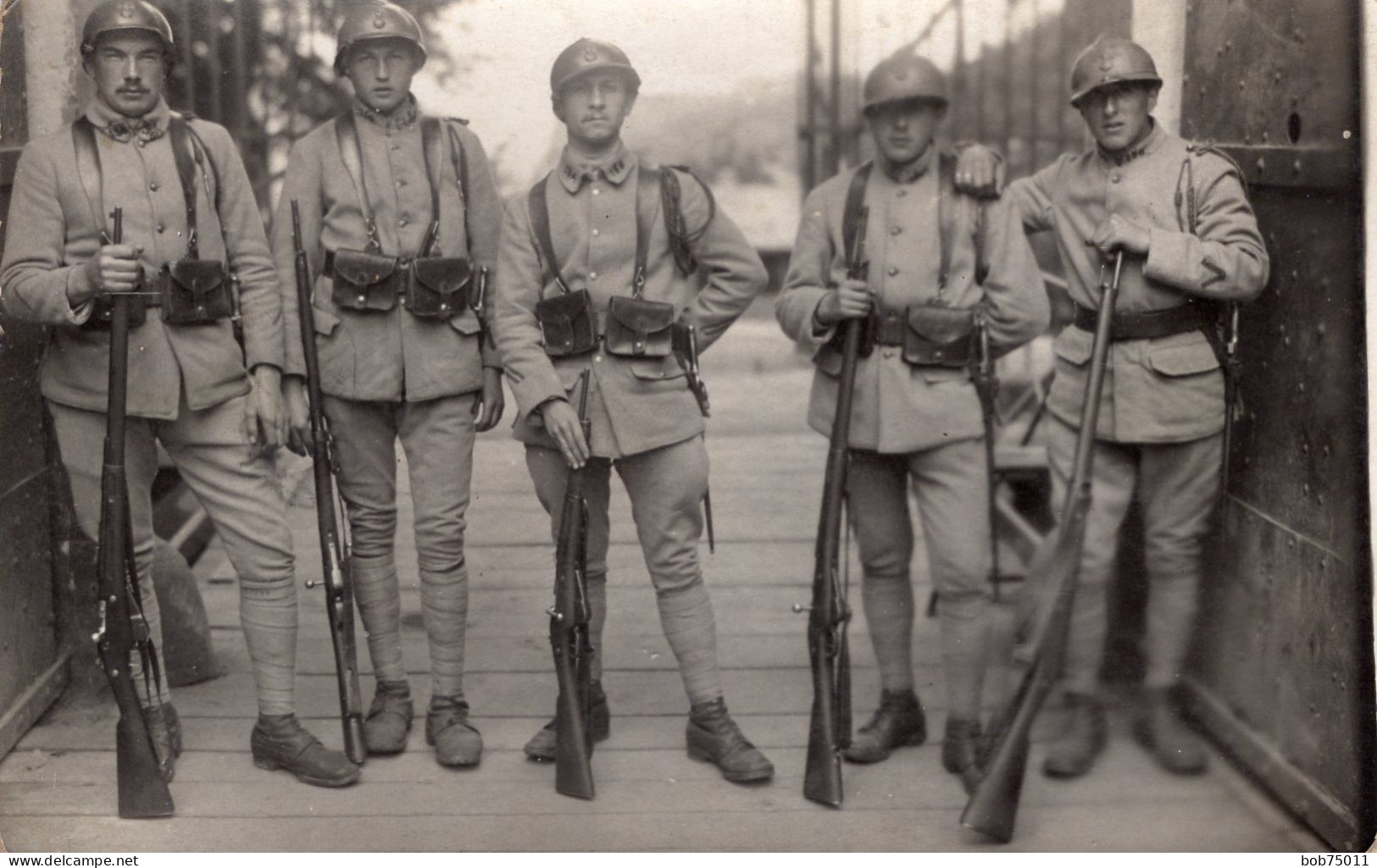 Carte Photo De Soldats Francais Avec Leurs Fusil Faisant La Garde A L'entrée De Leurs Caserne Vers 1930 - Guerra, Militari