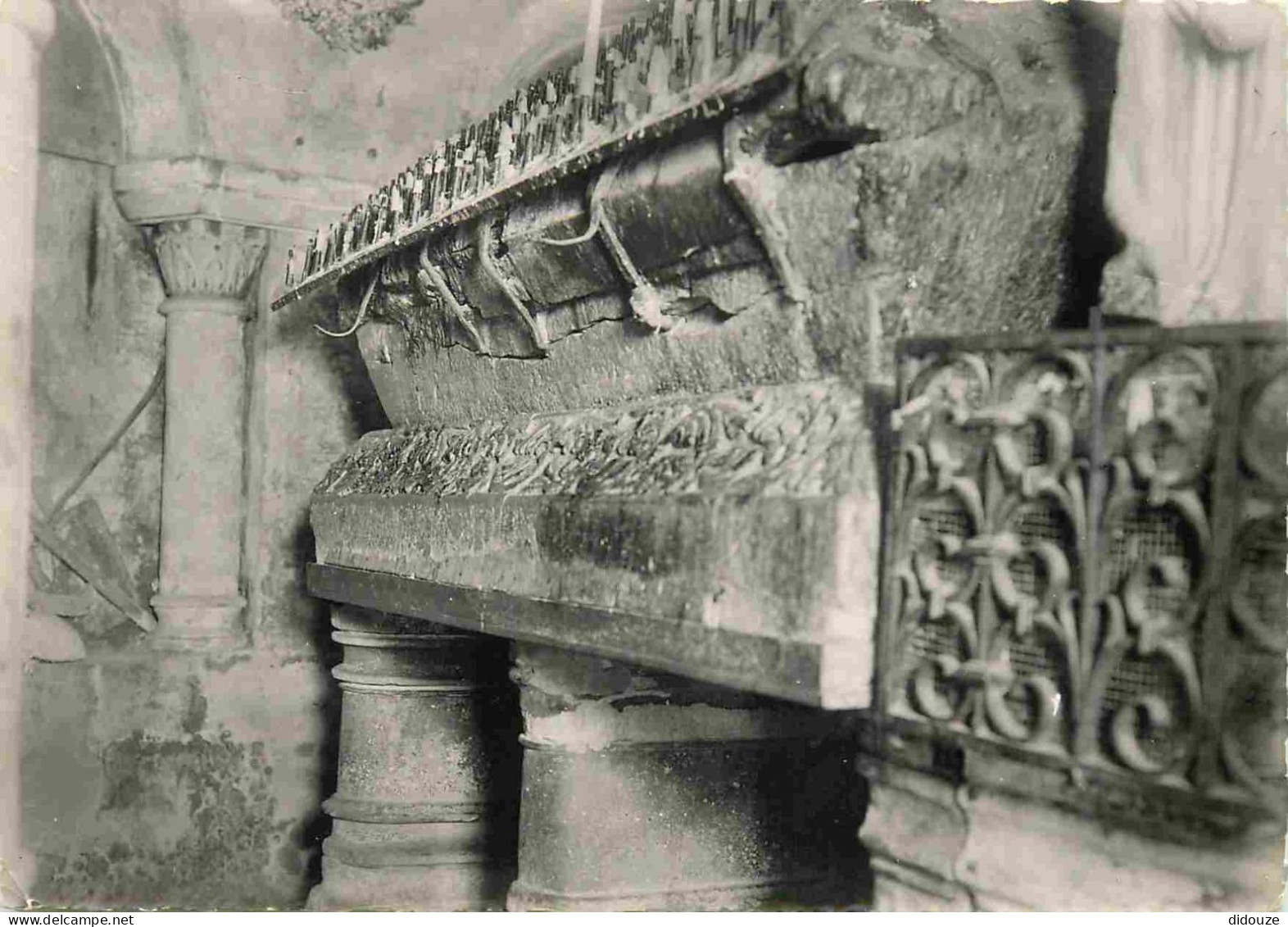 86 - Poitiers - Intérieur De L'Eglise Sainte Radegonde - Sarcophage De Sainte Radegonde - Carte Dentelée - CPSM Grand Fo - Poitiers