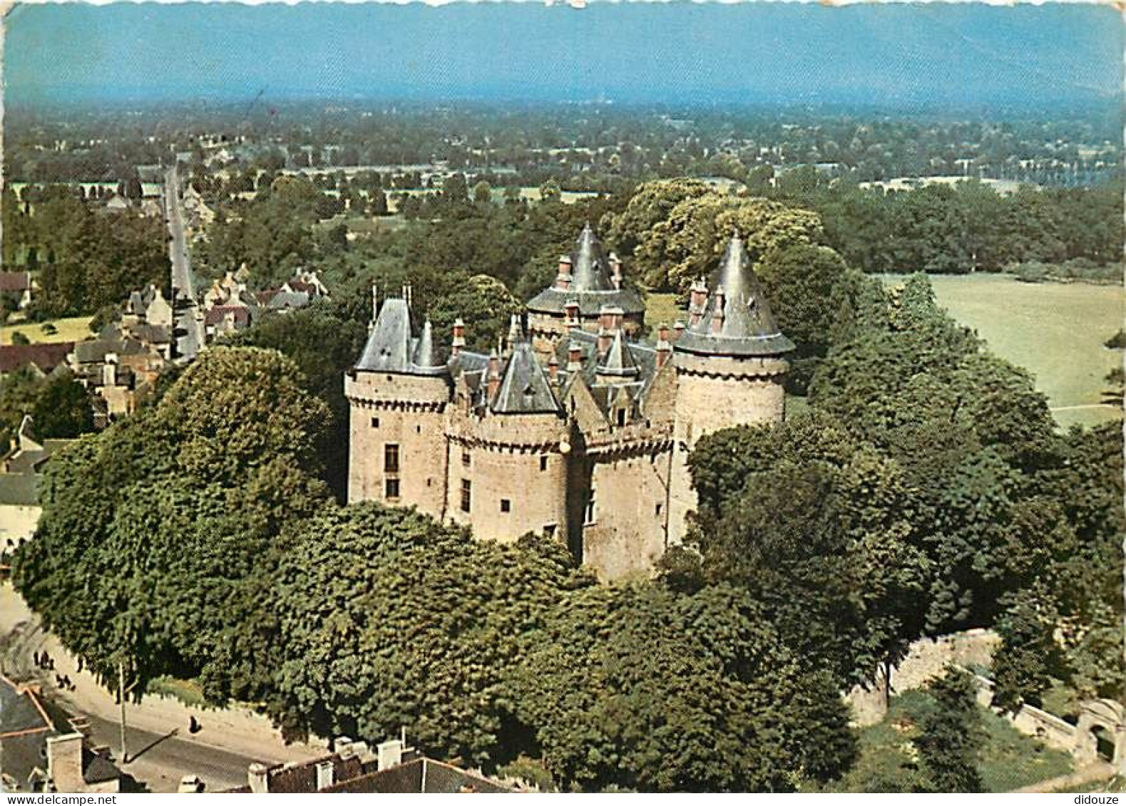 35 - Combourg - Le Château - Vue Aérienne - CPM - Etat Léger Pli Visible - Voir Scans Recto-Verso - Combourg