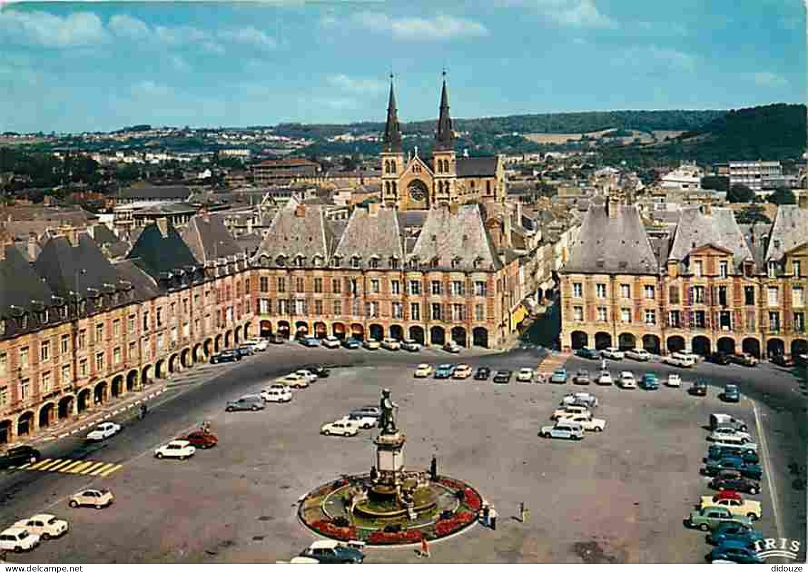 08 - Charleville Mézières - La Place Ducale Et La Statue De Charles De Gonzague - Automobiles - CPM - Voir Scans Recto-V - Charleville