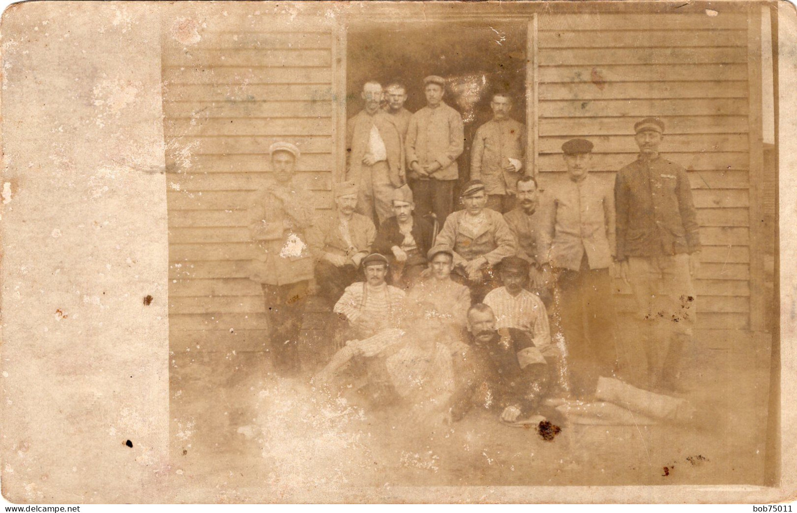 Carte Photo De Soldats Francais Et Russe Devant Leurs Cabane Dans Un Camp De Prisonnier En 14-18 - Guerra, Militares