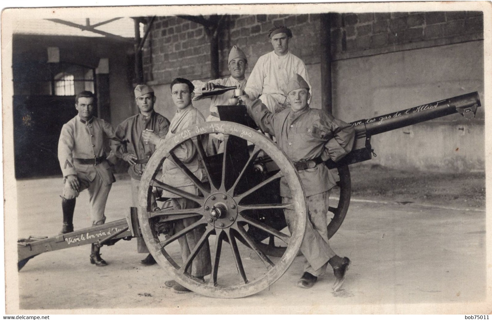 Carte Photo De Soldats Francais Posant Avec Un Canon Dans Un Hangar Dans Leurs Caserne - Guerre, Militaire