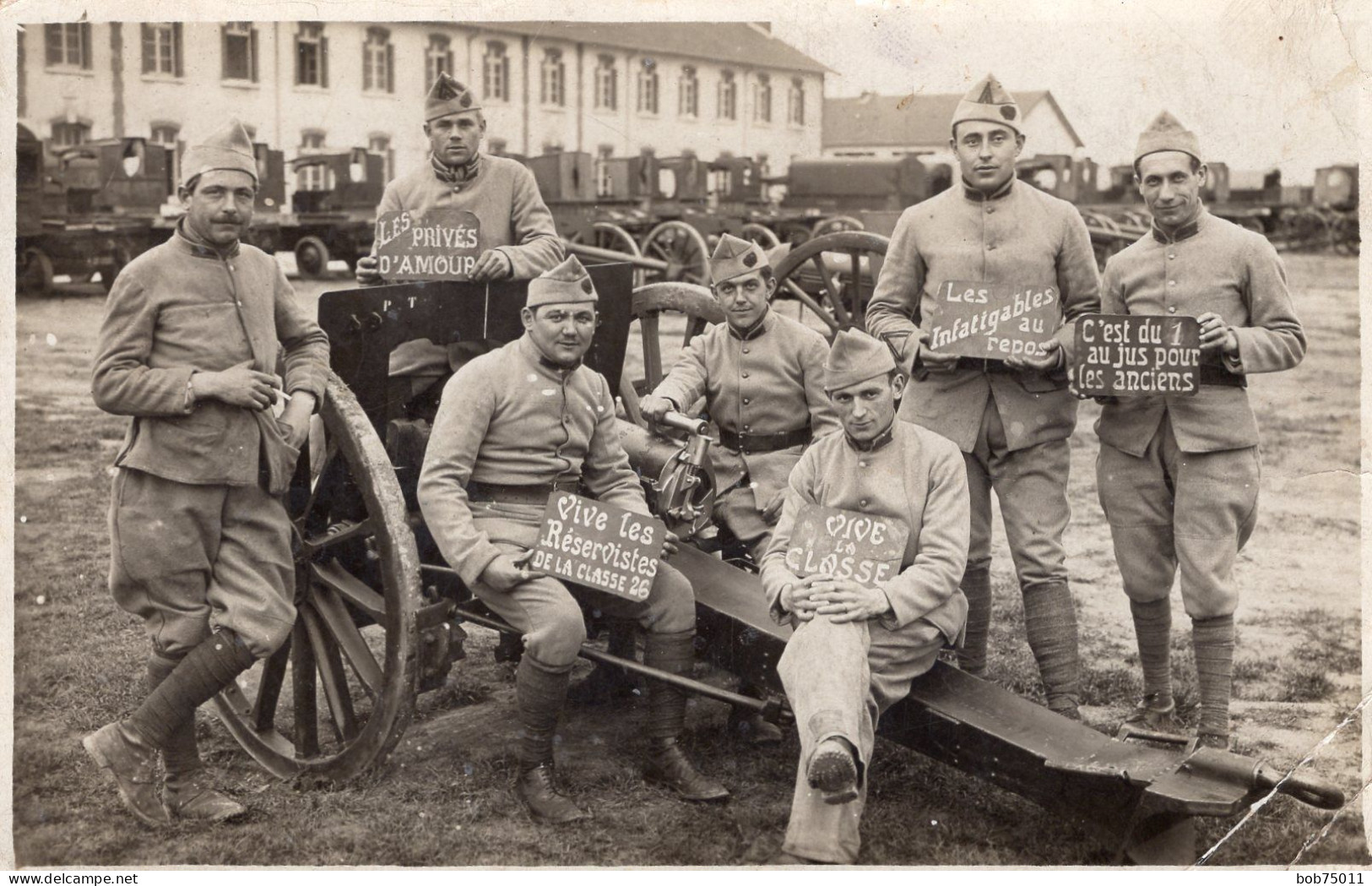 Carte Photo De Soldats Francais D'un Bataillon De Chasseur Posant Avec Un Canon Dans Leurs Caserne En 1926 - Guerra, Militari