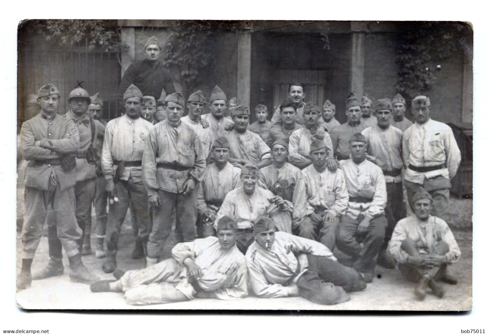 Carte Photo De Soldats Francais Posant Dans Leurs Caserne A Strasbourg En 1926 - Guerra, Militari