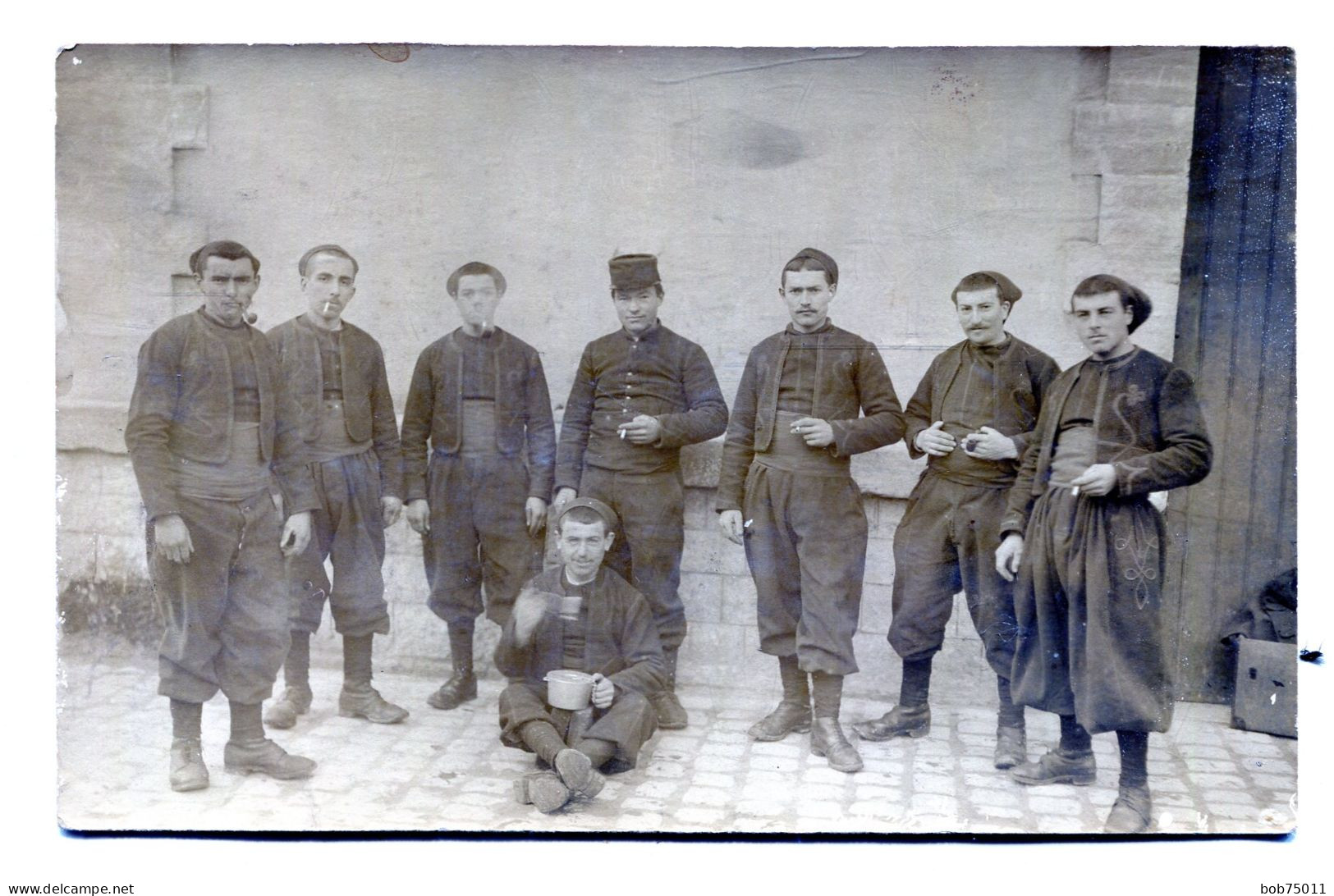 Carte Photo De Sous-officiers Et De Soldats Francais ( Des Zouaves ) Posant Dans Leurs Caserne En 14-18 - War, Military