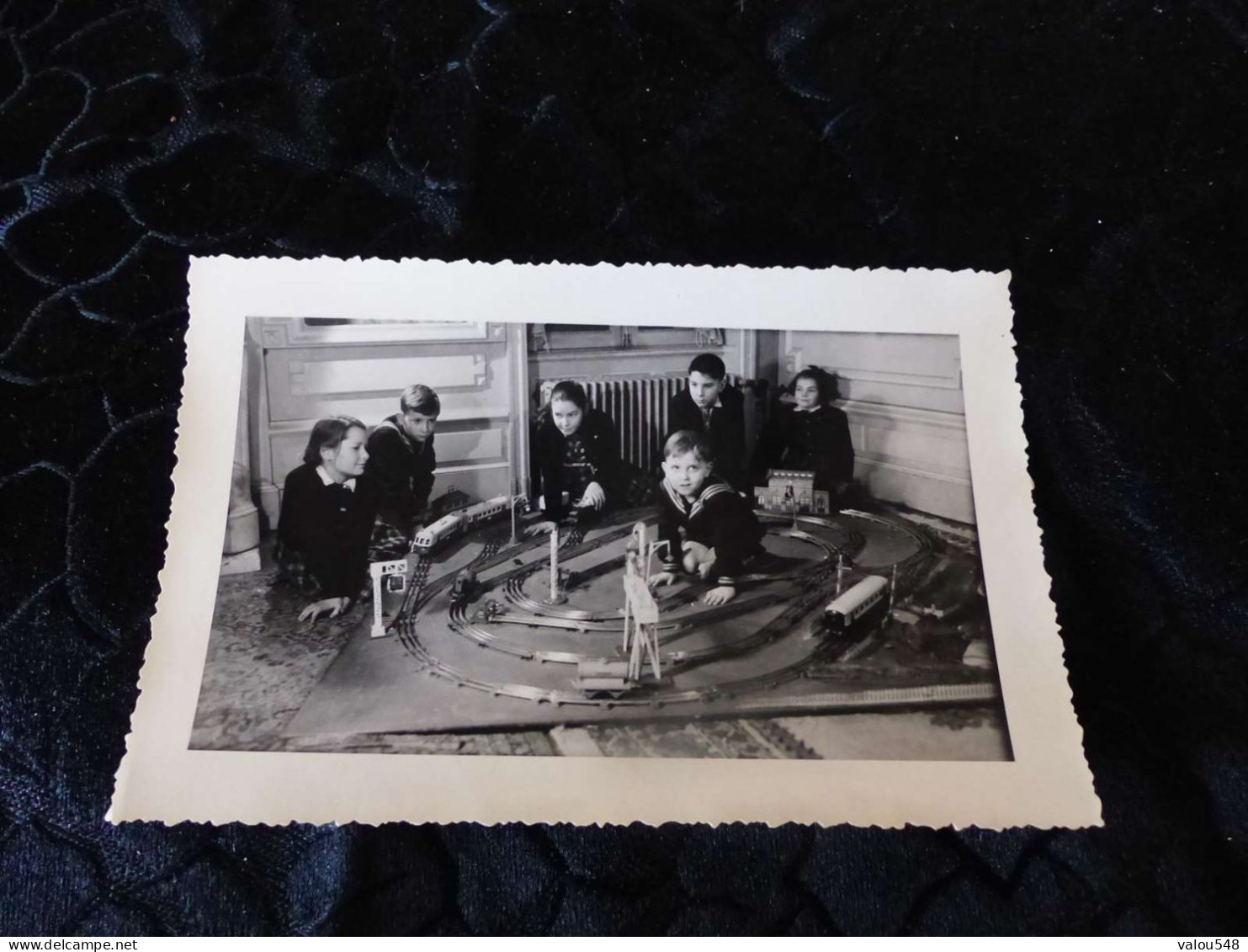 P-526 , Photo , Noël 1942, Enfants Jouant Au Train électriques - Trains