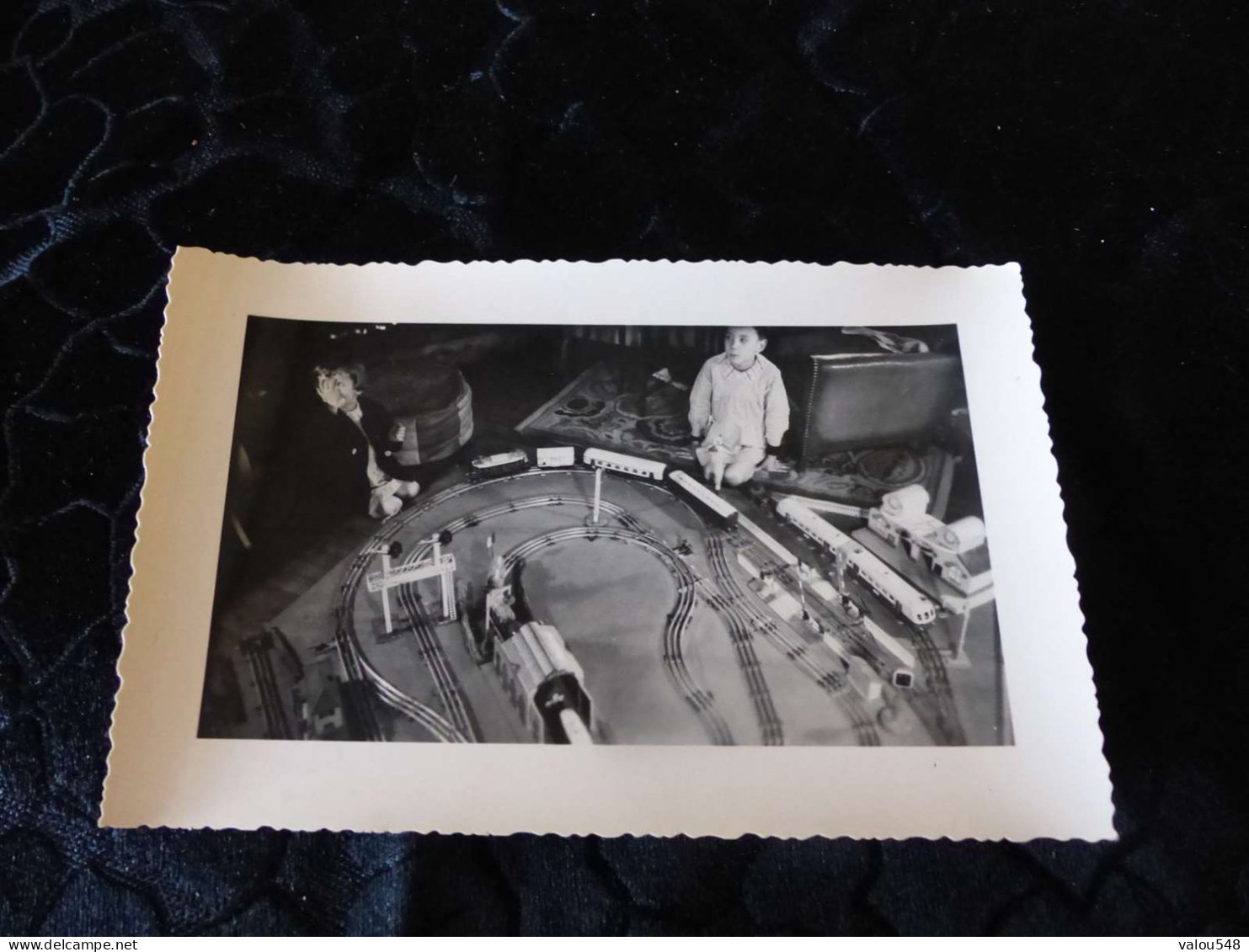 P-527 , Photo , Noël 1942, Enfants Jouant Au Train électriques - Eisenbahnen