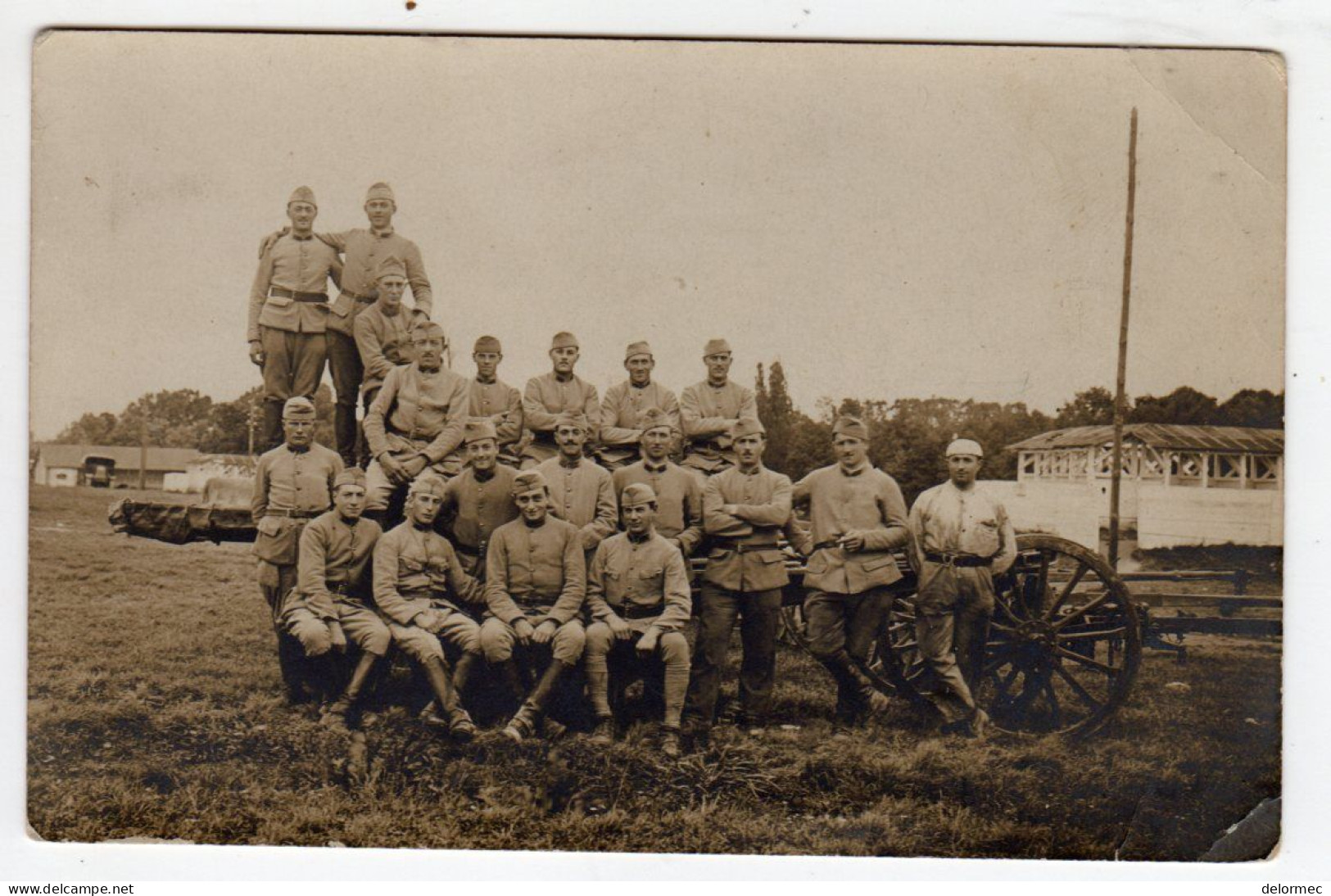 Carte Photo Militaria Mailly Le Camp Aube 10 Groupe Militaires Quelque Bleus De La 1ère Batterie Latrines Au Fond - Mailly-le-Camp