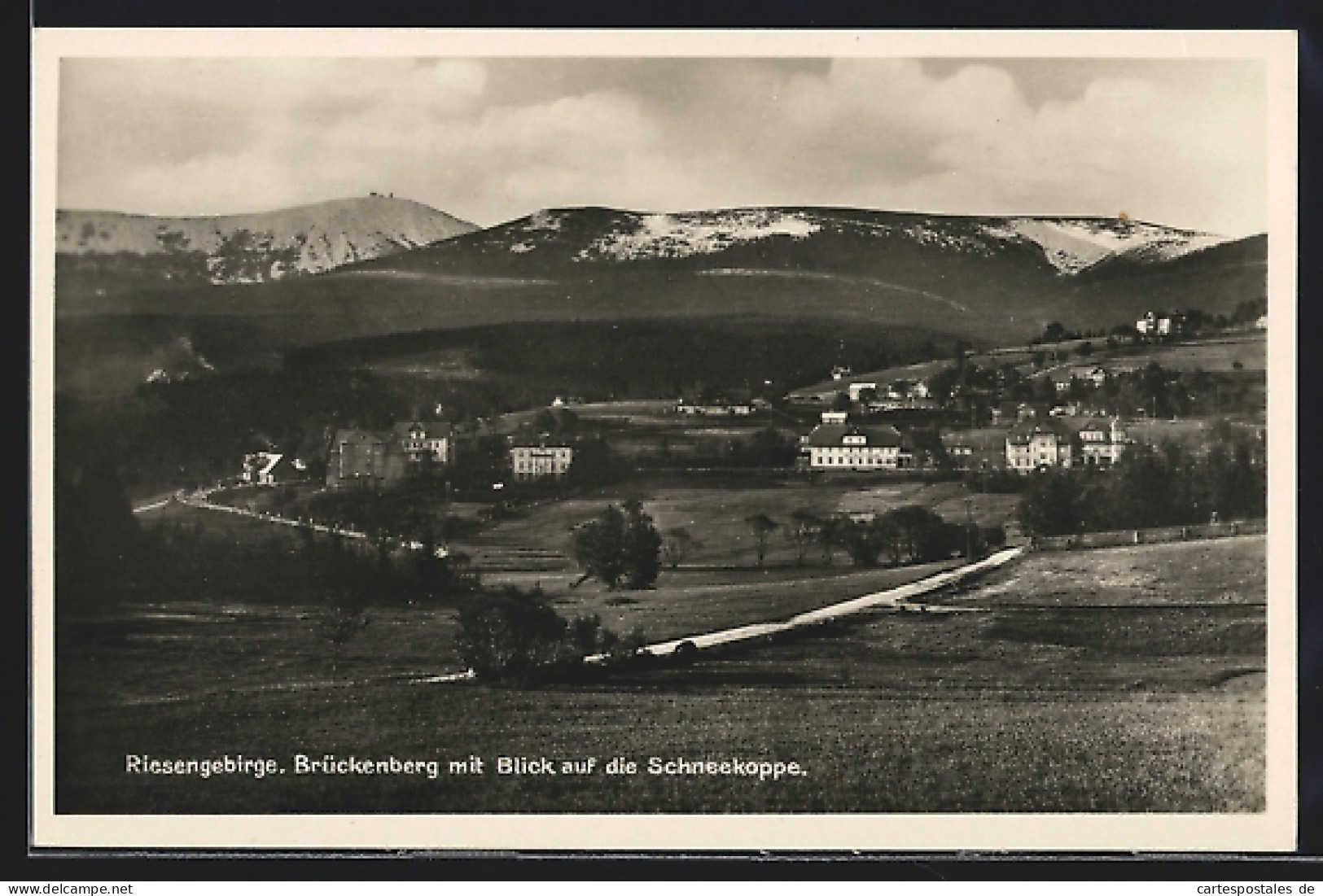 AK Brückenberg /Riesengebirge, Ortsansicht Mit Schneekoppen-Blick  - Schlesien