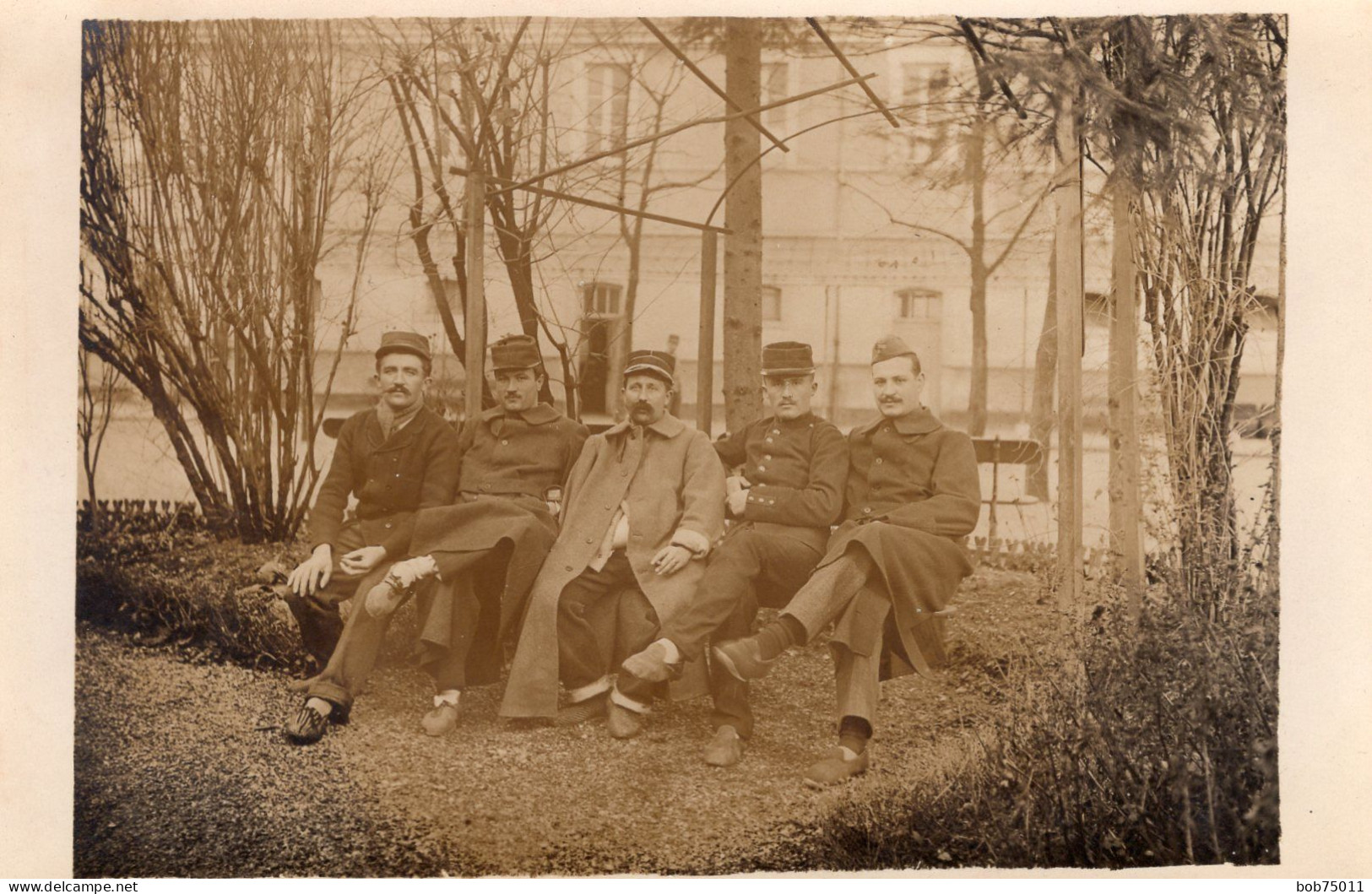 Carte Photo De Sous-officiers Francais Blessée Au Combat En Convalescence A L'arrière Du Front En 14-18 - Guerra, Militari