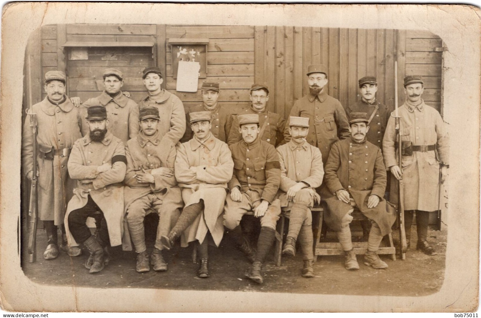 Carte Photo De Sous-officiers Francais Avec Deux Soldat Avec Leurs Fusil A L'arrière Du Front En 14-18 - War, Military