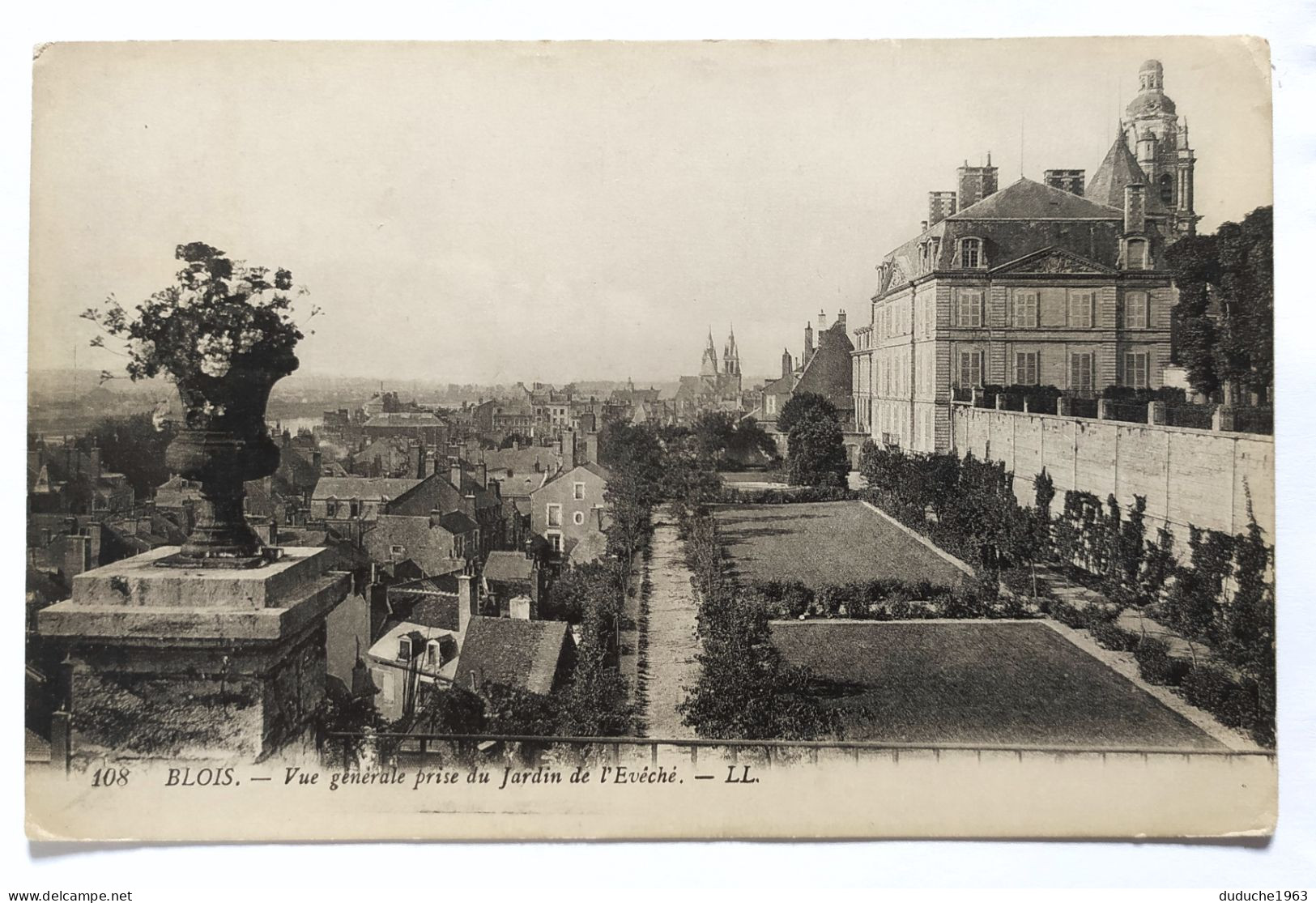 CPA - 41.Blois. Vue Générale Du Jardin De L'évéché - Blois