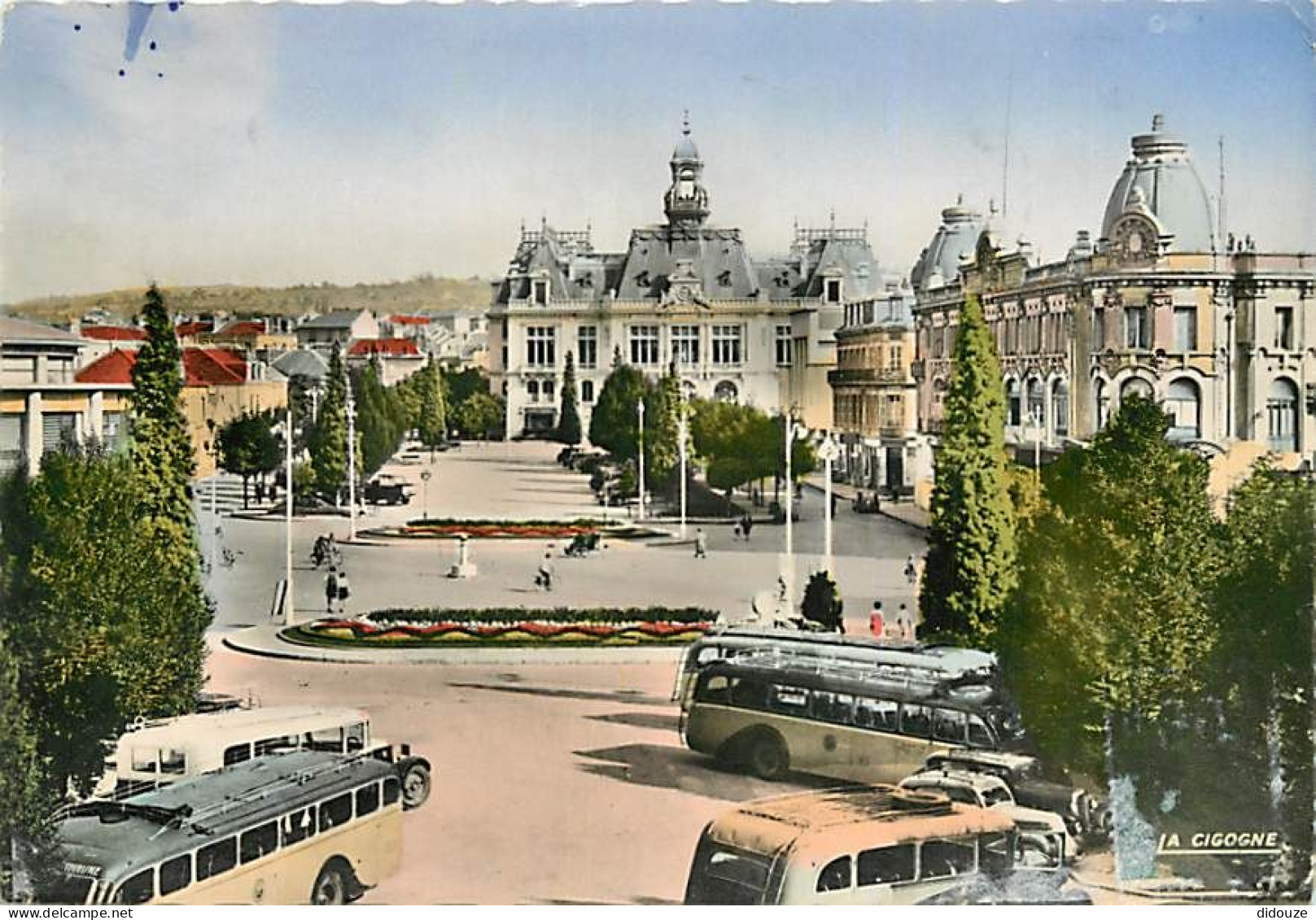 Automobiles - Vichy - L'Esplanade De L'Hotel De Ville - Bus - Autocar - CPSM Grand Format - Voir Scans Recto-Verso - Voitures De Tourisme