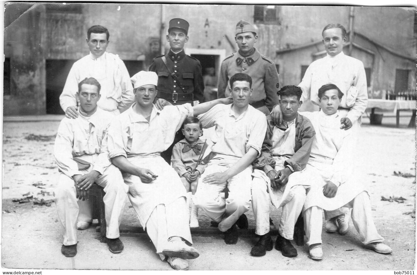 Carte Photo De Soldats Francais ( Des Cuisto ) Avec Un Jeune Garcon Et Un Sous-officier Du Service Automobile En  1930 - Guerra, Militari