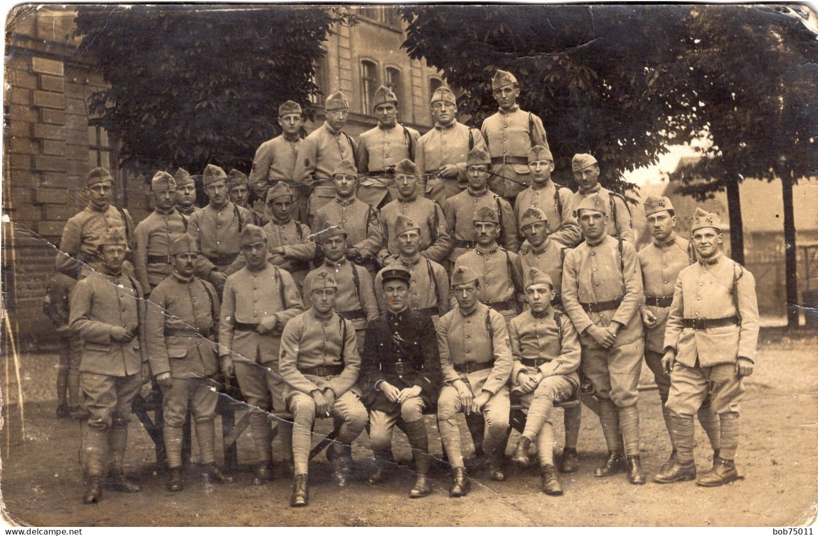 Carte Photo D'une Section De Soldats Francais Avec Un Officier Du 156 éme Régiment D'infanterie Dans Leurs Caserne En 19 - Oorlog, Militair