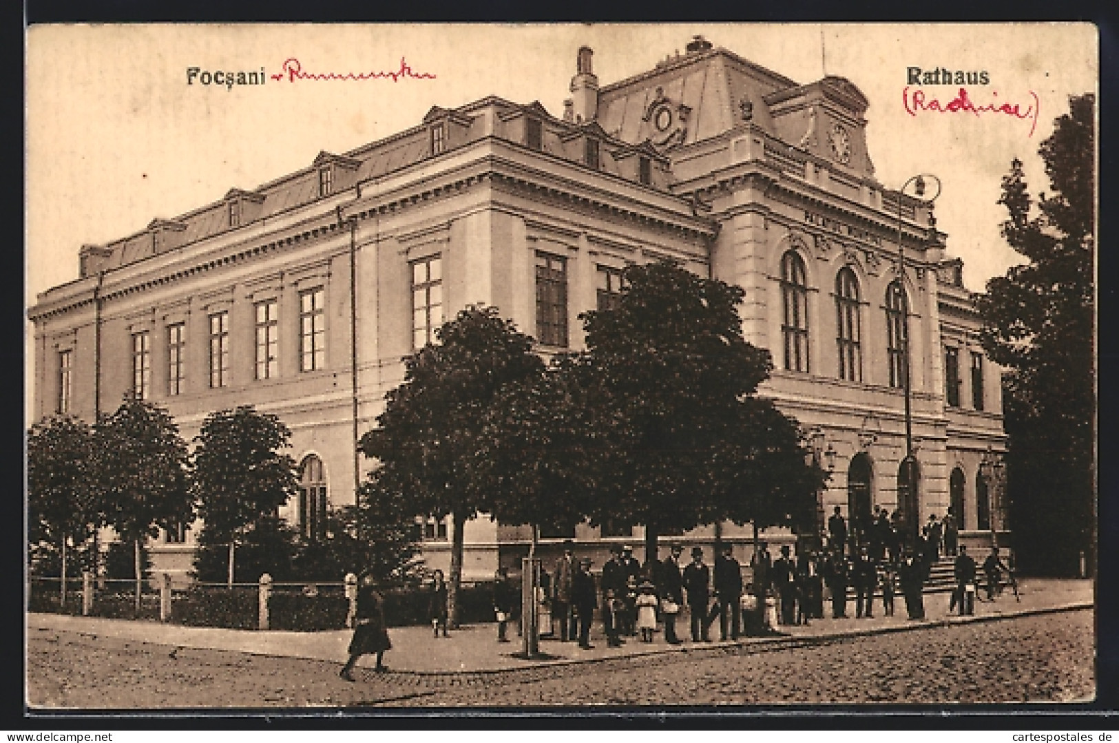 AK Focsani, Menschengruppe Am Rathaus, Palatul Municipal  - Romania
