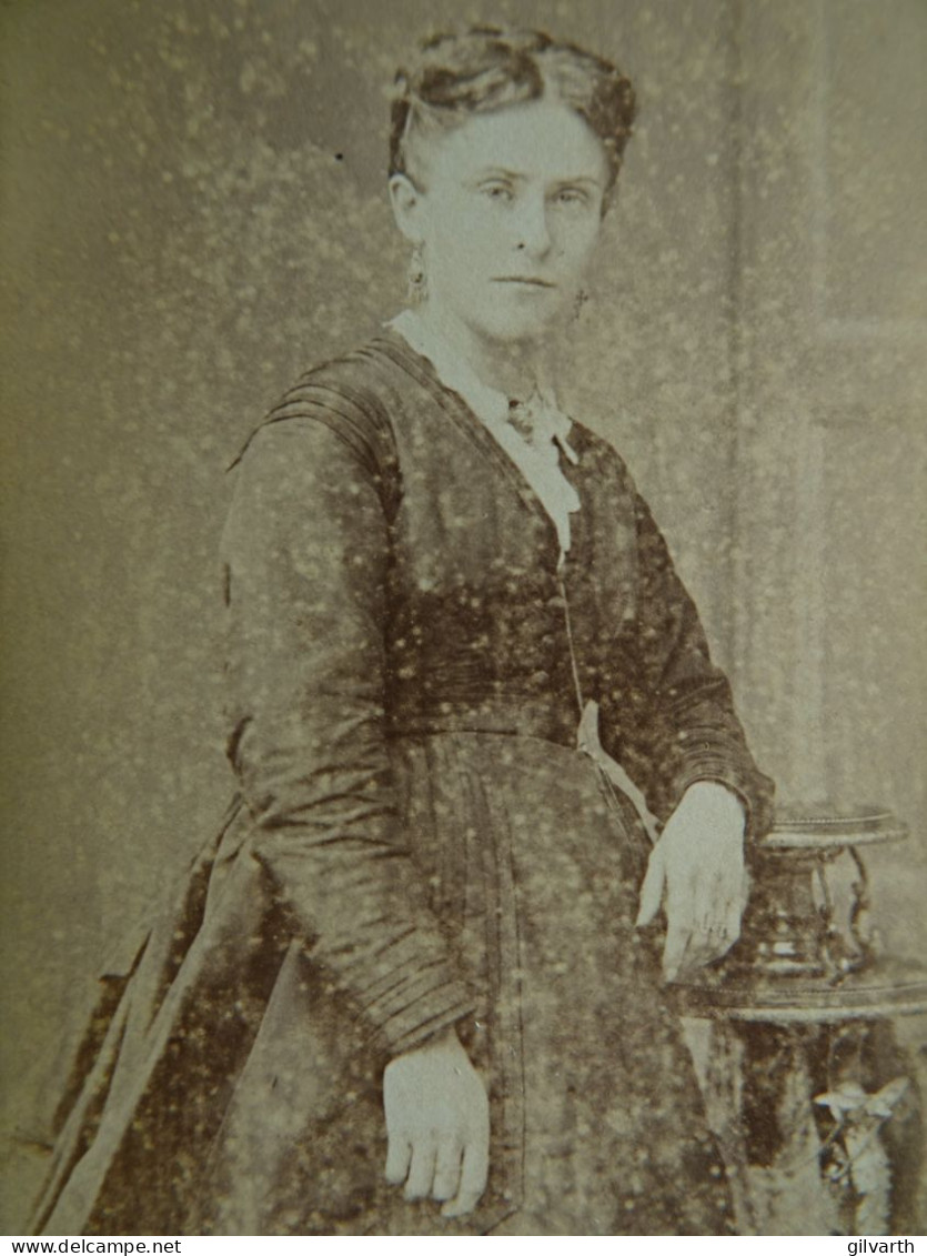 Photo CDV Disderi à Paris  Jeune Femme Accoudée Sur Un Guéridon  Sec. Emp. CA 1865-70 - L445 - Antiche (ante 1900)