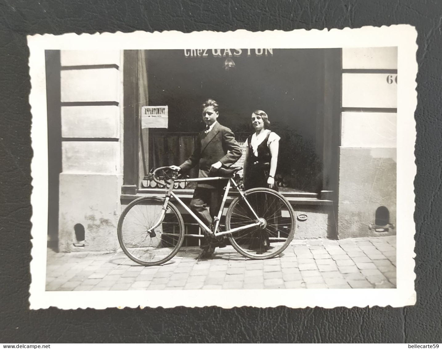 Ancienne Photo Jeune Homme Vélo Pose Devant Un Café Chez Gaston - Cyclisme