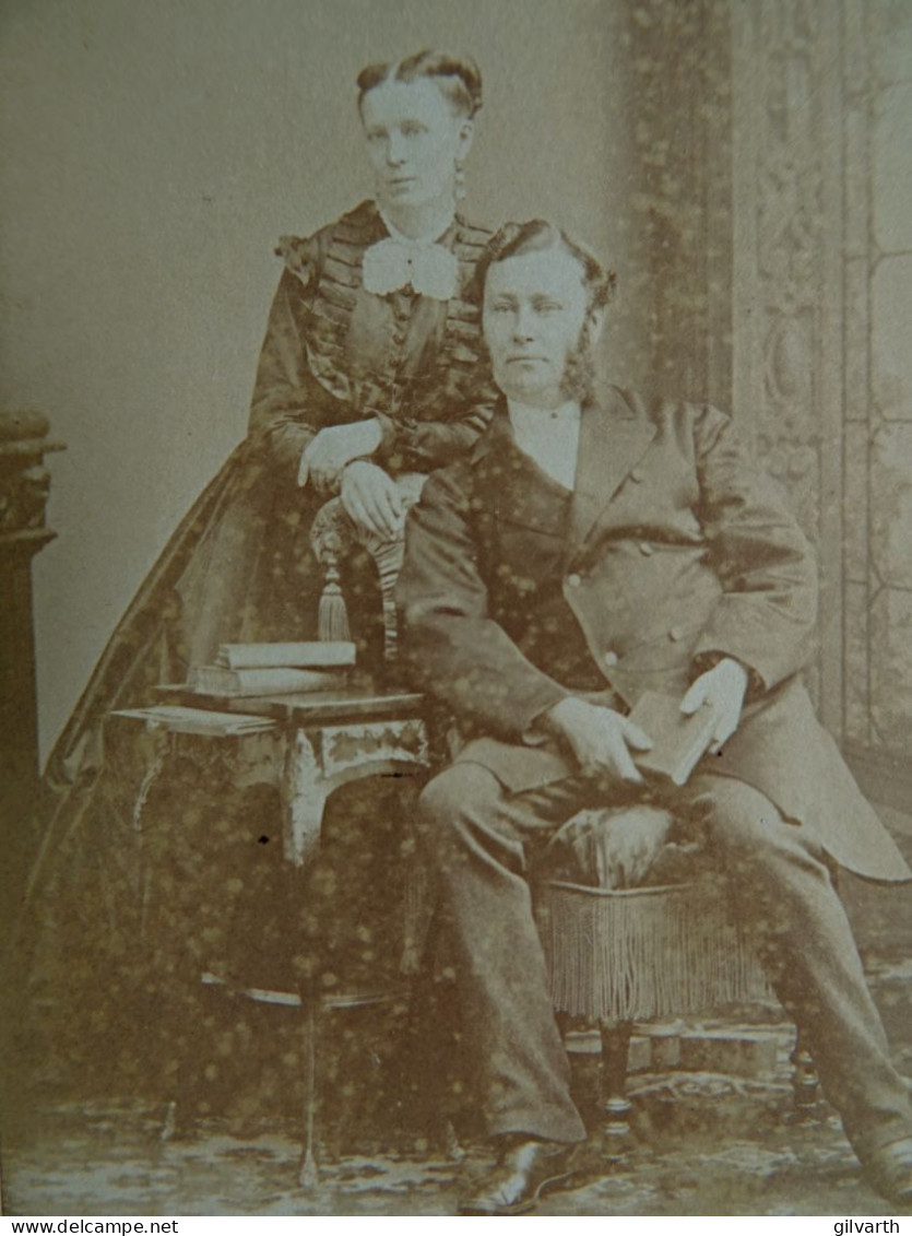 Photo CDV Disderi  Paris Couple élégant  Homme Assis (Mrs Fraser Handcock Balnain Chettenham) Sec. Emp. CA 1865-70- L445 - Antiche (ante 1900)